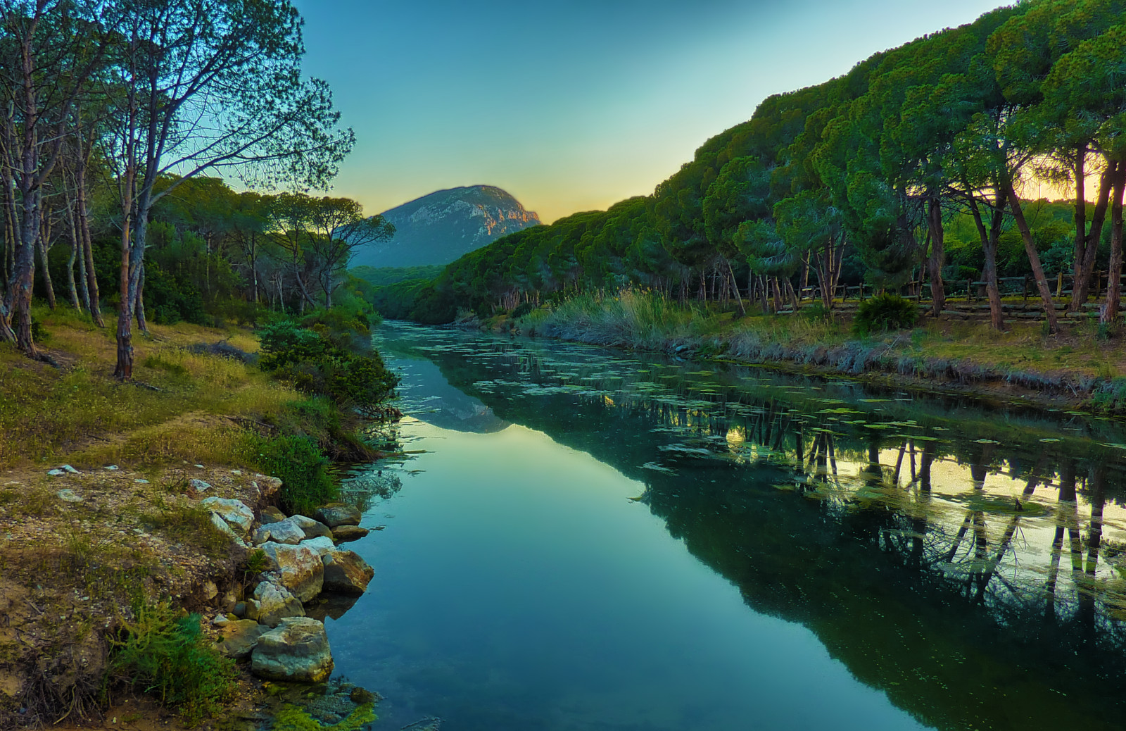 alberi, paesaggio, luci, contrasto, le foglie, notte, collina, lago, acqua, natura, riflessione, erba, cielo, raggiante, ramo, blu, specchio, fiume, Sole, orizzonte, Parco Nazionale, natura selvaggia, oro, crepuscolo, ruscello, pomeriggio, Banca, paesaggio mount, Catturare, riserva naturale, crepuscolo, dettagli, zone umide, leggero, raggi, albero, foglia, colori, tramonto, montagna, splendore, umore, ambientazione, riflessi, rami, alveo, vegetazione, torrente, serbatoio, 100v10f, immagini, alba, raggio di luce, crepuscolo, risorse idriche, riparian zone, fluvial landforms of streams