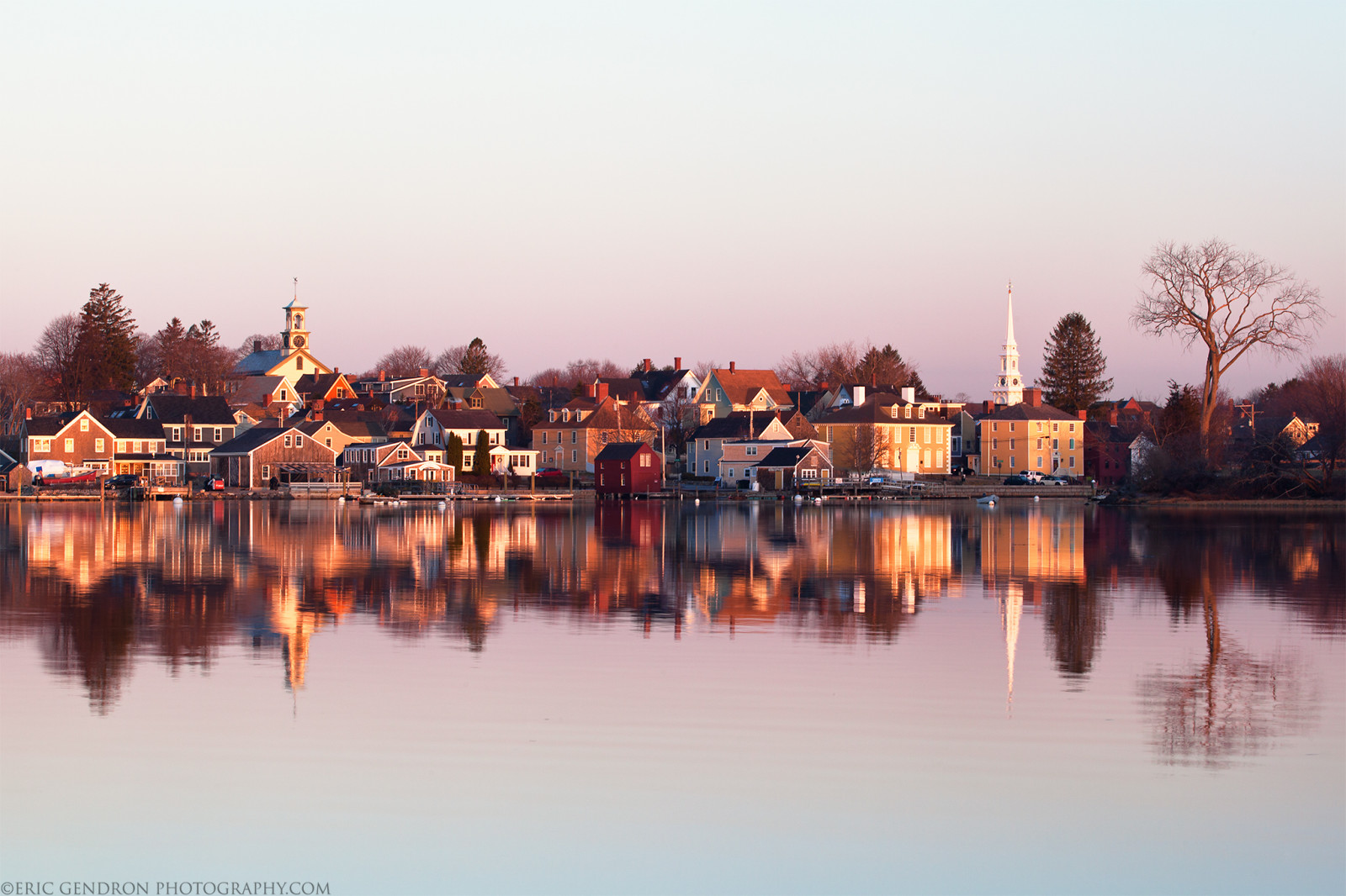 krajina, starý, západ slunce, město, panoráma města, jezero, voda, odraz, nebe, zima, svítání, uklidnit, panoráma, vesnice, večer, ráno, řeka, historický, horizont, město, soumrak, kanál, banka, Genos, scéna, strom, scenérie, svítání, zlatá hodina, pobřeží, přímořská krajina, turista, mezník, scénický, Nová Anglie, severovýchod, příliv, vodní, tělo z vody, nh, New Hampshire, Portsmouth, Southend, domovy, Schůze, Chandlersloft