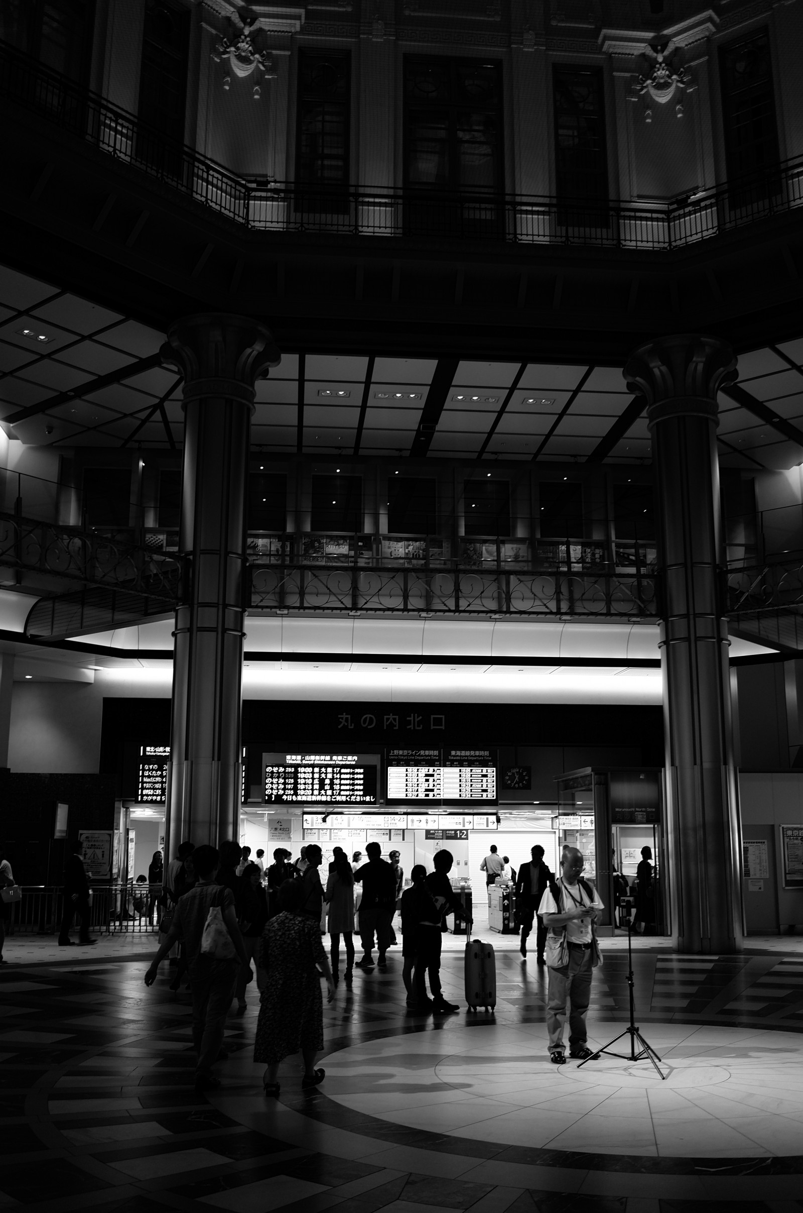 Japonsko, Černá, černobílý, město, ulice, panoráma města, noc, architektura, silnice, fotografování, Leica, metropole, Tokio, infrastruktura, jp, světlo, stanice, CC, tvar, tma, T, dav, Tokijské centrální nádraží, leicat, Summicron, CreativeCommons, summicron235, 235, urban area, Černý a bílý, monochromatické fotografování, Film noir