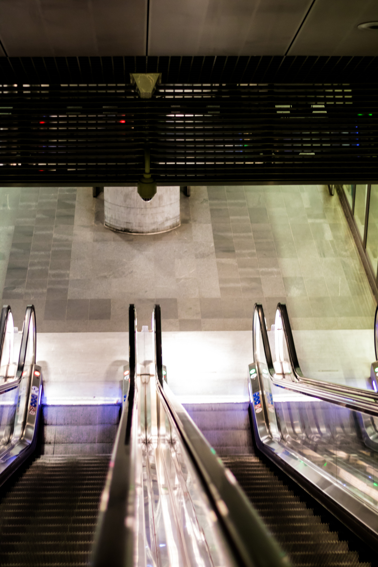 noc, jezdící schody, doprava, stanice, vlakové nádraží, Triangeln, Malmo, t gstation, rulltrappa, gatufoto, nightphotography, Natt, v noci, exif modelu canoneos760d, geocountry, Kamera aby kánon, geocity, Model fotoaparátu canoneos760d, geostate, geolocation, exif aby kánon, exif isospeed 1250, exif focallength 50mm, EXIF ef50mmf18stm čočka, EXIF otvor 20, streetphotography, nattfotografering, eskalátory, luxusní vůz, veřejná doprava