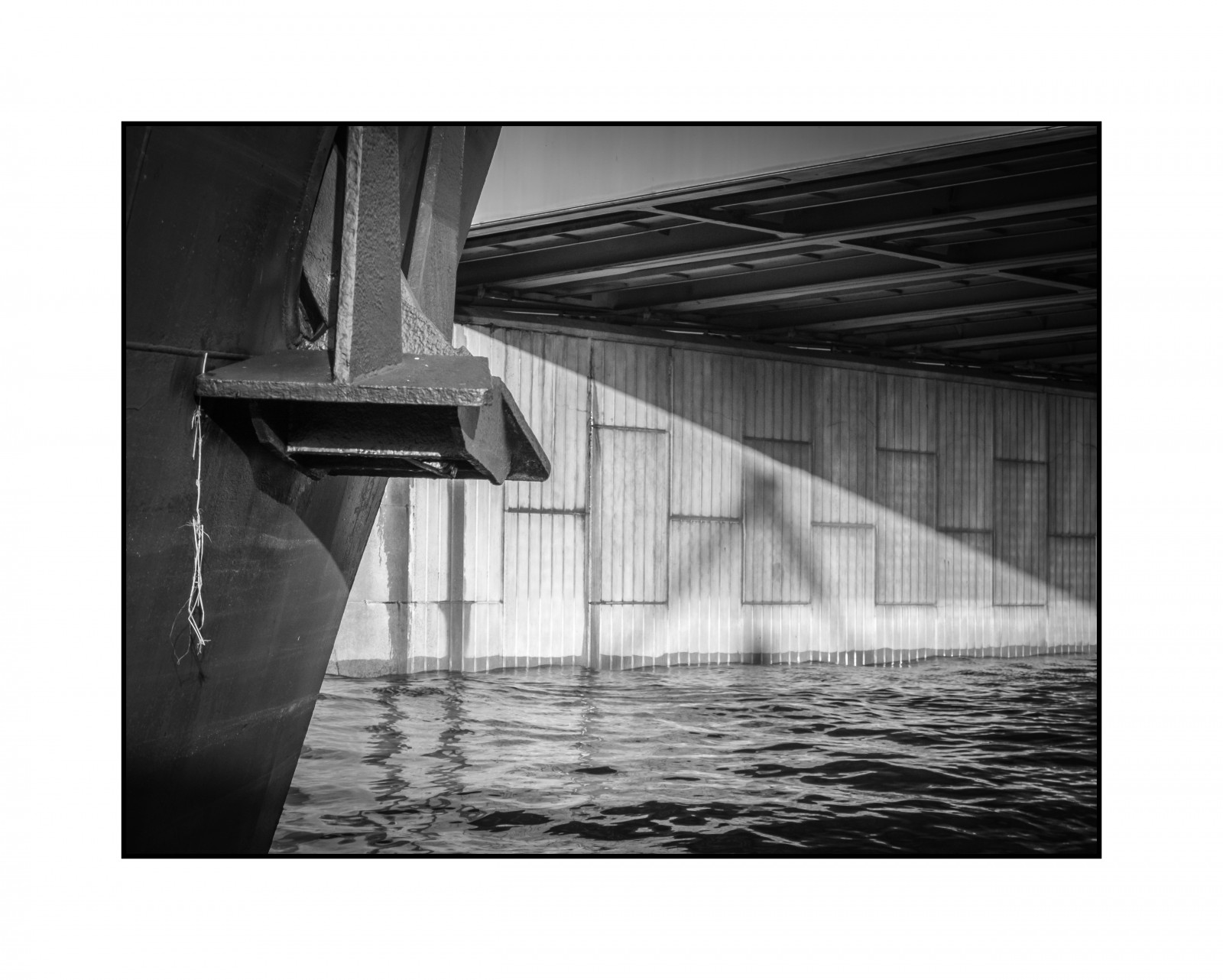 monokrom, by, arkitektur, vand, afspejling, skygge, fotografering, flod, dok, struktur, Seine, vinkel, bw, sort hvid, fotografi, fuji, quai, ville, reflet, noiretblanc, Fleuve, ombre, Normandie, sort og hvid, monokrom fotografering, Normandiet, Rouen, siouxies, fujix20, stock photography, fixed link