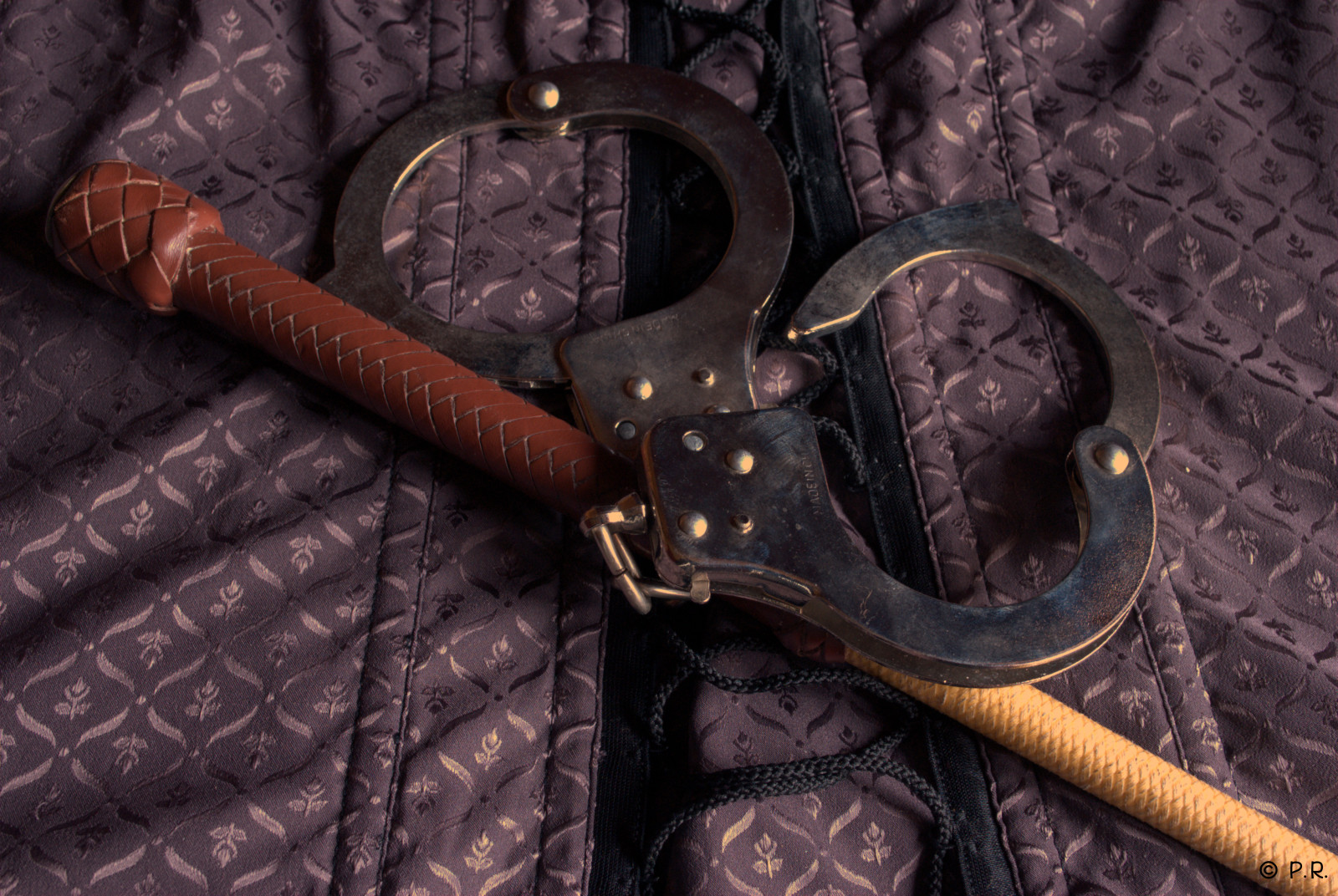 hračky, zbraň, meč, Linux, kov, móda, korzet, ubuntu, kůže, želízka, autofocus, sm, produkt, studená zbraň, Digikam, digikamusers, opensource, svobodný software, Luxure, Sexdrugsrocknroll, H donisme, hedonismus, Plaisirs, neznámá potěšení, Zvrácenosti, Ludique, Menottes, Cravache