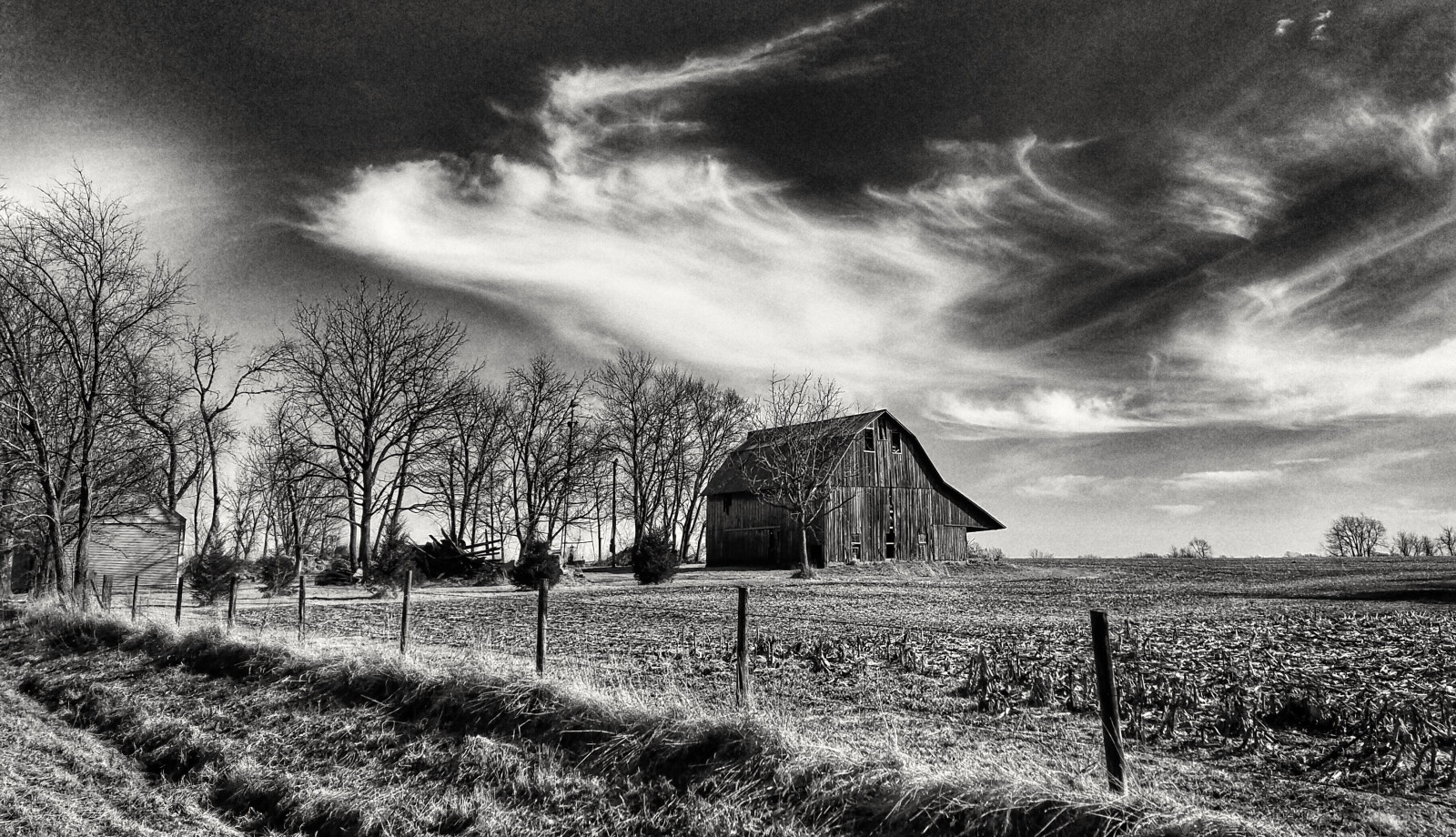 krajina, starý, černobílý, opuštěný, nebe, pole, fotografování, hospodařit, stodola, plot, rozklad, zřícenina, Černý a bílý, mrak, strom, tma, HFF, zapomenutý, ruraldecay, venkov, atmosférický jev, Černý a bílý, monochromatické fotografování, fencefriday, abandonedfarm, abandonedillinois
