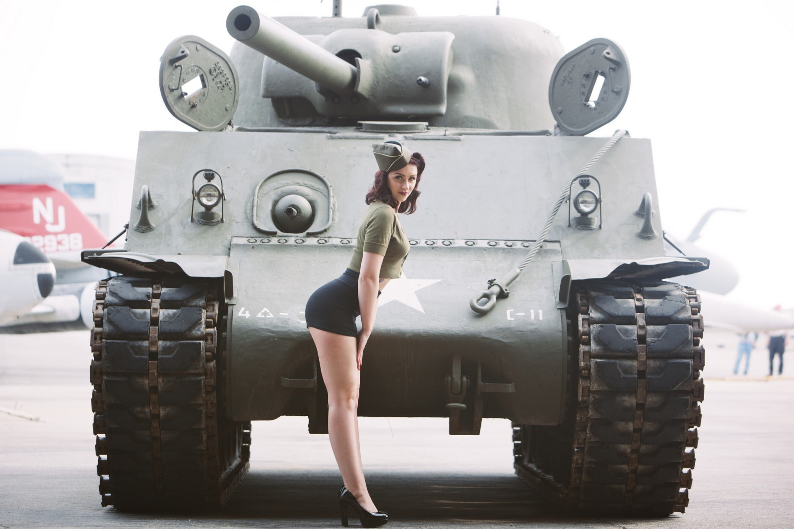 ženy, auto, bruneta, vozidlo, zbraň, nádrž, válečný, pinup modely, M4 Sherman, dělo, kolo, automobilový exteriér, bojové vozidlo, obrněný vůz, vojenské vozidlo