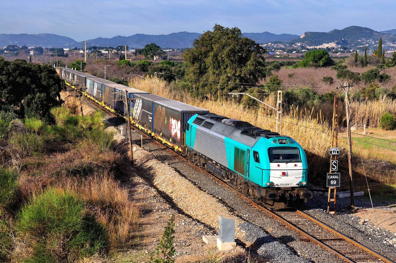 krajina, kopec, nebe, vozidlo, vlak, železnice, Nikon, doprava, náklad, lokomotiva, strom, železnice, vlaky, kolejnice, hora, rostlina, tren, dráha, d90, nikond90, železnice, motorová nafta, náklad, venkov, veřejná doprava, železniční doprava, kolejová vozidla, železniční vůz, ffcc, Trenes, Mercancias, 335, Vossloh, euro4000, Aktiva, 335009, Aktivarail