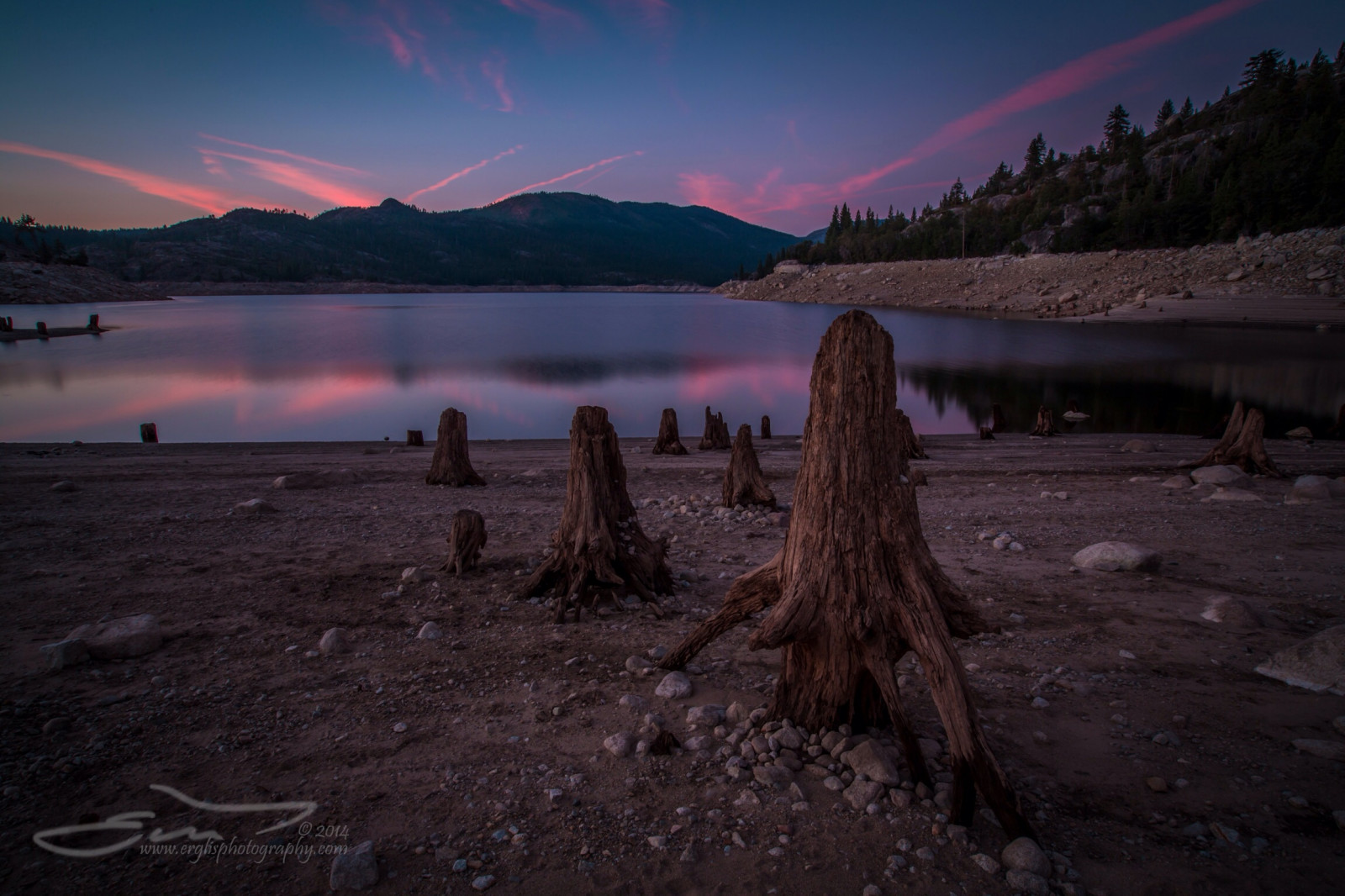 landskab, solnedgang, nat, sø, vand, natur, afspejling, himmel, stjerner, solopgang, blå, aften, morgen, Canon, Californien, horisont, atmosfære, USA, ødemark, skumring, Tusmørke, Sky, træ, bjerg, daggry, plante, goldenhour, ren, Mælkevejen, startrails, reservoir, lightpainting, tahoe, loch, erglisphotography, meteorologisk fænomen, wwwerglisphotographycom, Califorina, forestlake, Darkwater, donner, eveningsunset, brightstars, lonelylake, forgottenlake, edgarserglis, sunsetsmirror, wwwerglisphototgraphycom