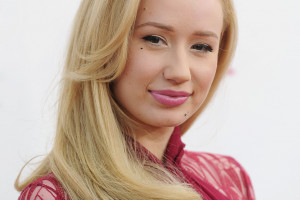 Oboi Lico Zhenshiny Model Portret Blondinka Prostoj Fon Dlinnye Volosy Volnistye Volosy Ulybaetsya Udary Rozovyj Odezhda Glava Iggi Azaliya Krasotu Svetlyj Pricheska Parik Portretnaya Fotografiya Fotosessiya Korichnevye Volosy Okraska