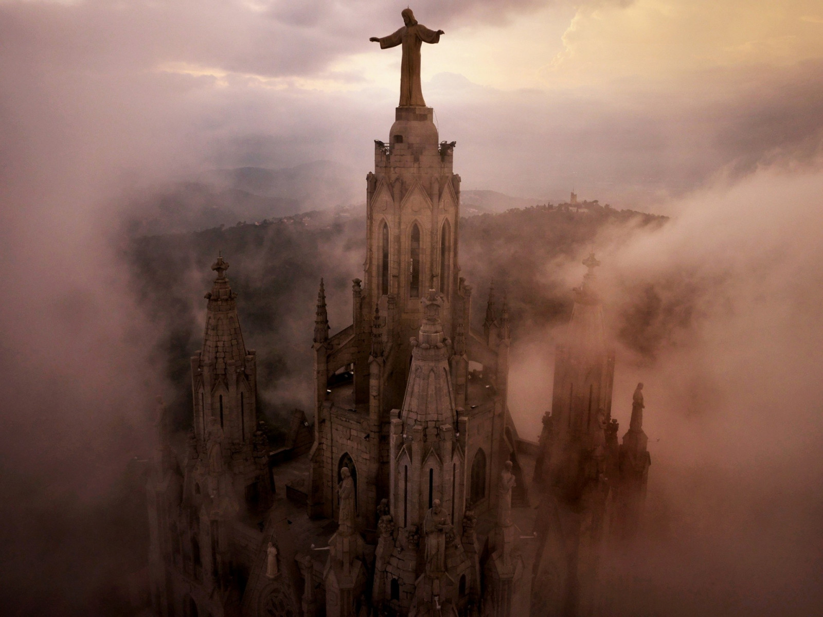 sollys, by, arkitektur, bygning, afspejling, himmel, skyer, solopgang, bakker, aften, morgen, tårn, tåge, statue, Spanien, atmosfære, kirke, fugleperspektiv, Jesus Kristus, Barcelona, katedral, Sky, tåge, vejr, daggry, mørke, skærmbillede, atmosfærisk fænomen, computer tapet, atmosfære af jord
