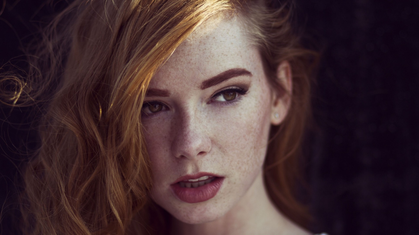 ansigt, Kvinder, rødhåret, model, portræt, Kigger væk, langt hår, Åben mund, fotografering, rød læbestift, brune øjne, fregner, hår, mund, næse, nøddebrune øjne, læsehovedet, emotion, Person, hud, hoved, Hattie Watson, farve, pige, skønhed, øje, kvinde, dame, mørke, læbe, blond, frisure, portrætfotografering, brunt hår, ansigtsudtryk, menneskelige legeme, organ, tæt på, fregne