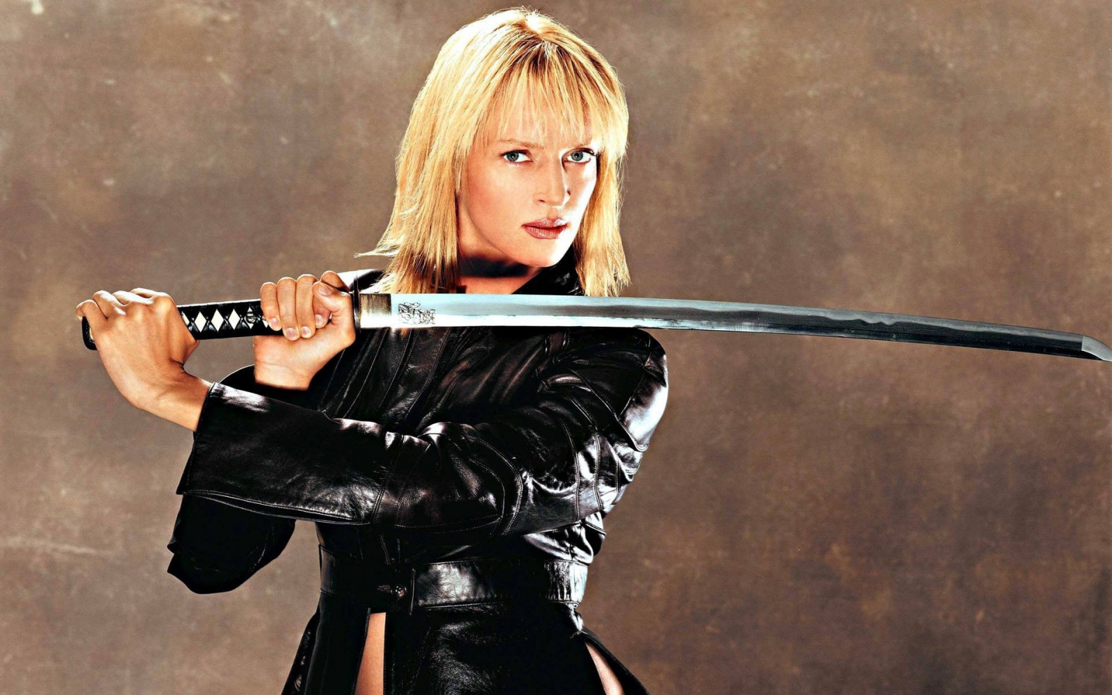 Černá, ženy, model, blondýnka, jednoduché pozadí, modré oči, herečka, katana, kožené bundy, Osoba, oblečení, kytarista, kill Bill, zpěv, Uma Thurman, krása, dáma, kostým, focení