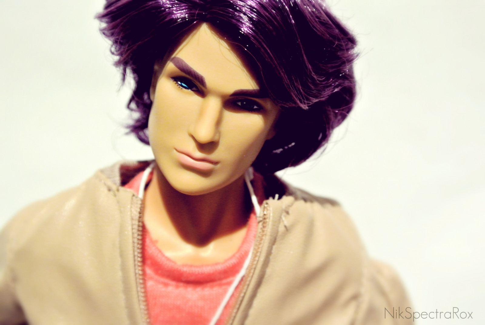 hračky, model, oči, pokoj, místnost, postel, černé vlasy, Satan, televize, panenka, chladný, dívka, krása, postava, muž, akce, Rio, show, ret, integrita, hnědé vlasy, barvení vlasů, inhalovat, jerrica, Benton, modelka, Jem, Synergie, Balíco