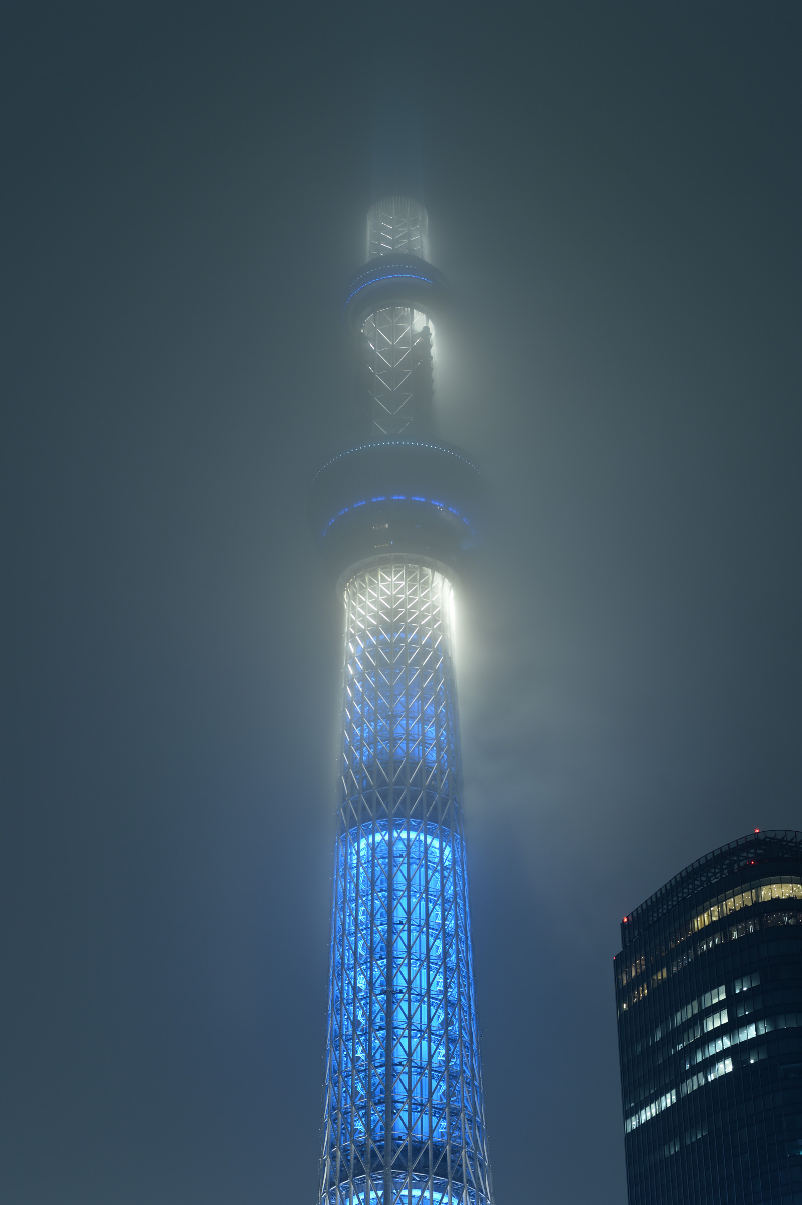 Japonsko, pouliční osvětlení, panoráma města, noc, architektura, odraz, symetrie, mrakodrap, modrý, věž, Nikon, Tokio, struktura, jp, Skytree, světlo, NIKKOR, osvětlené, osvětlení, osvětlení, iki, mezník, Tokyo Sky Tree, df, afs58mmf14g, afsnikkor58mmf14g, Atmosféra Země, panelový dům