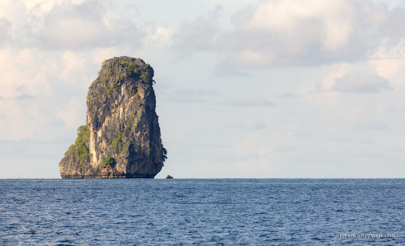 západ slunce, moře, záliv, Skála, pobřeží, pláž, modrý, věž, pobřeží, útes, horizont, ostrov, pelerína, jachta, Thajsko, koh, Petra, Terén, strom, oceán, vlna, materiál, ostrůvek, phuketian, plachta, phuketphotographernet, forumlinvoyagecom, httpforumlinvoyagecom, landform, geografický rys, tělo z vody, zásobník