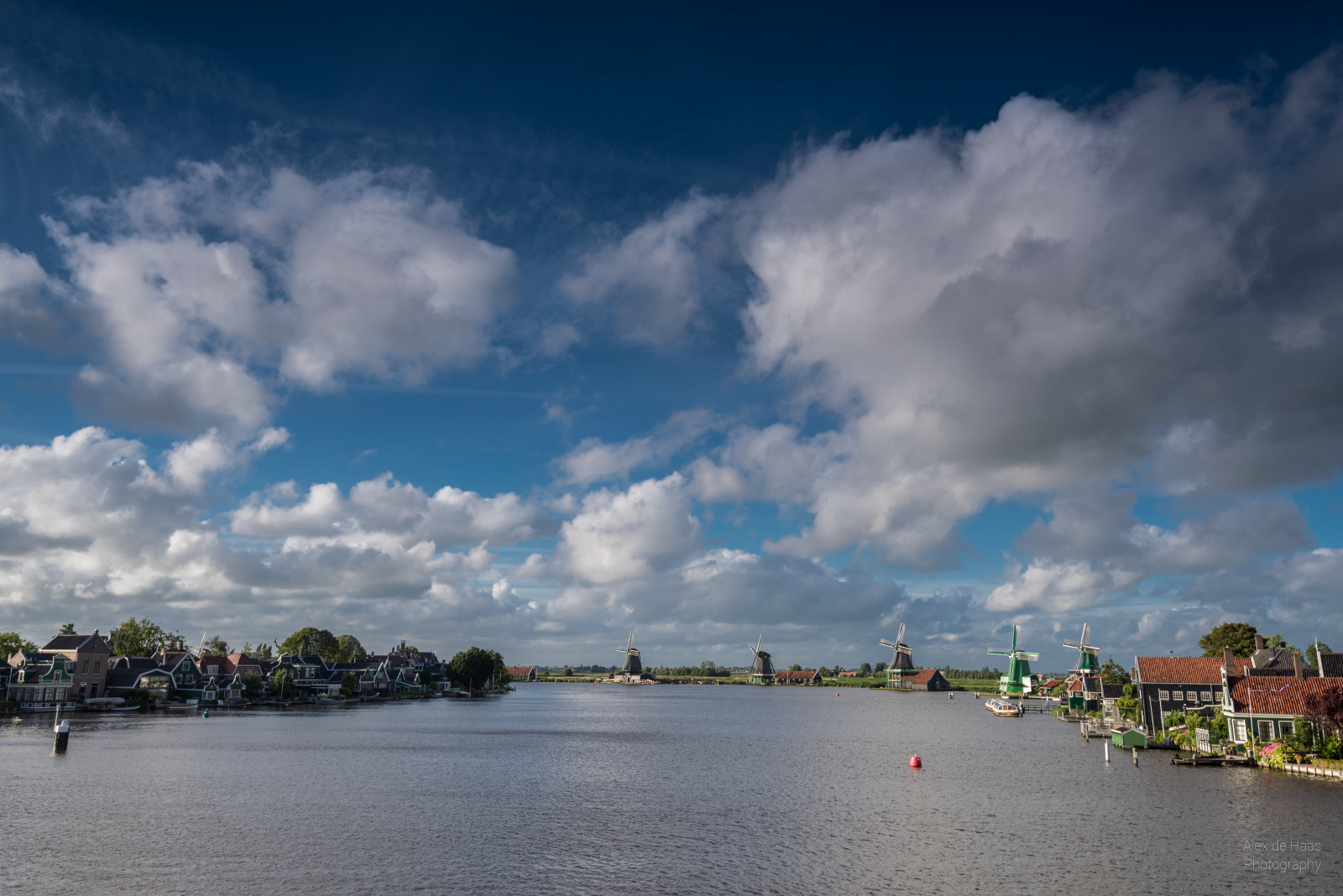 cielo, nube, acqua, corso d'acqua, corpo d'acqua, fiume, riflessione, giorno, orizzonte, albero, Banca, fenomeno meteorologico, mare, paesaggio, lago, risorse idriche, città, sera, cumulo, serbatoio, Turismo, orizzonte
