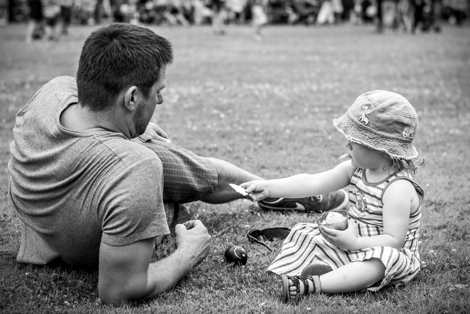 život, park, ulice, město, městský, Černý a bílý, tělesné, dívka, Německo, objektiv, deutschland, 50mm, primární, město, Nikon, dítě, výstřel, obraz, upřímný, malý, mladý, streetphotography, fotografie, zmrzlina, sdílet, NIKKOR, dSLR, společnost, Niedersachsen, lowersaxony, 18g, D3100, mistergc