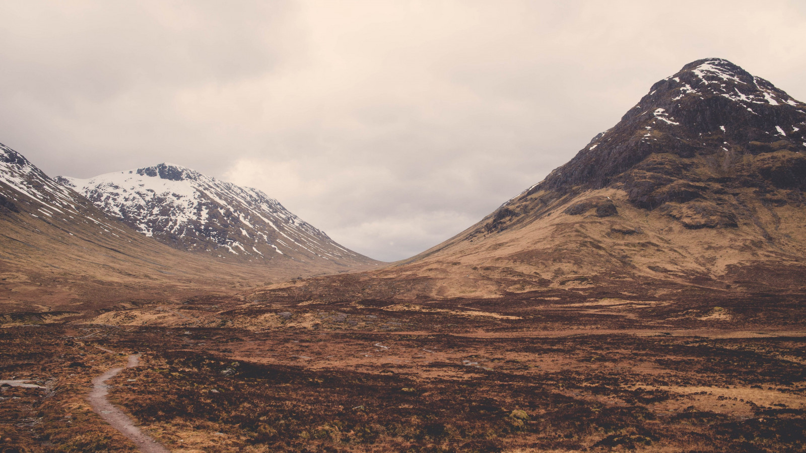 nube, cielo, montagna, pendenza, Natural landscape, Terreno, albero, geomorfologia glaciale, fenomeno geologico, paesaggio, la neve, prateria, valle, landform Eolie, inverno, erba, catena montuosa, Massiccio, altopiano, collina, strada, abbattere, suolo, prateria, Arete, steppa, vertice, roccia, orizzonte, distretto del Lago, calotta di ghiaccio, wadi, morena, strada sterrata, tundra, lago, calanchi, pascolo, makhtesh, Alpi, deserto