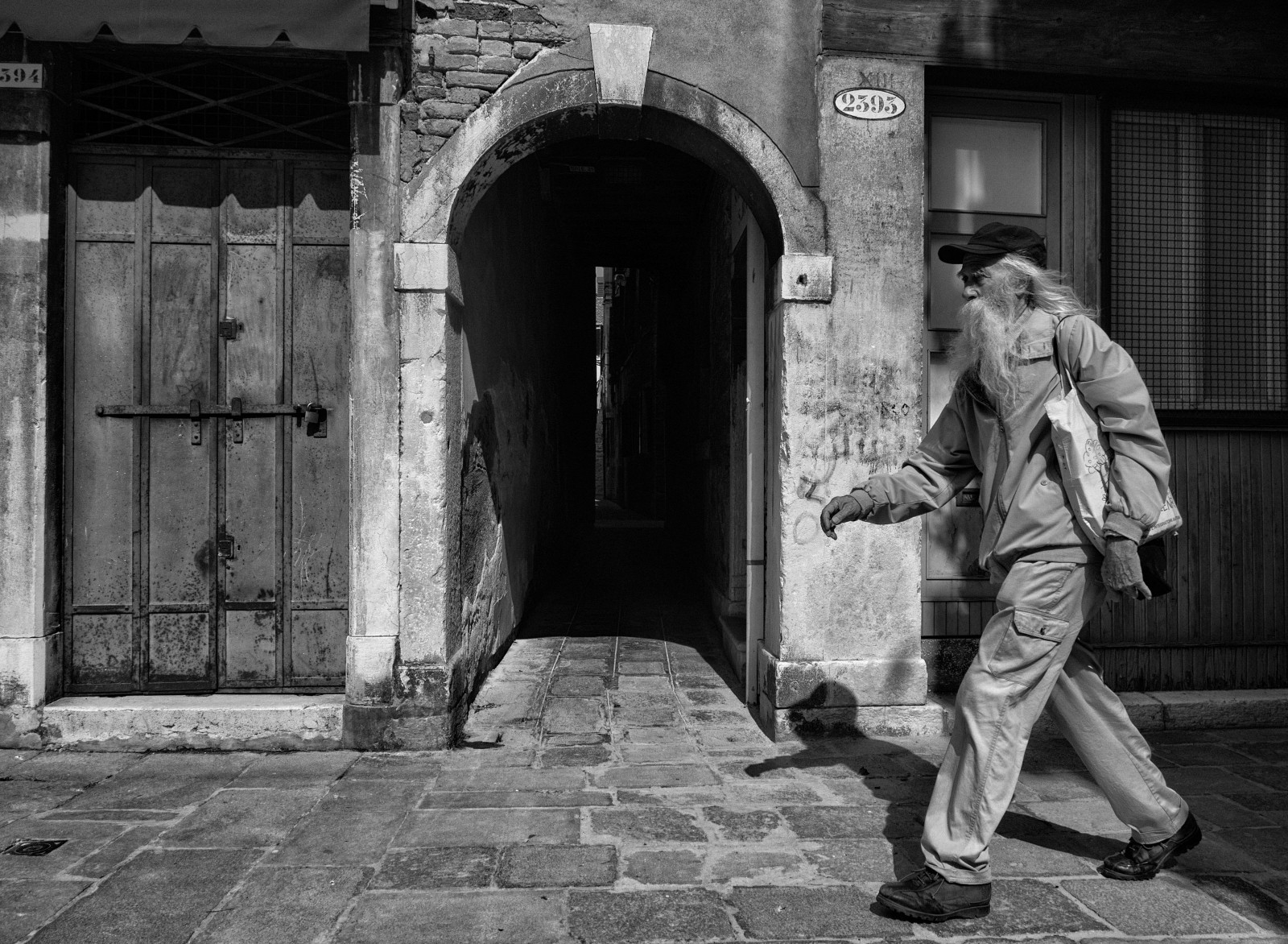 gade, by, rejse, skygge, mennesker, by-, sort og hvid, bw, Italien, Sol, Offentlig, monokrom, Italia, alene, skygger, gå, oprigtig, byliv, streetphotography, gåstol, numre, skynde sig, øjeblik, passage, Venetia, georgiepauwels