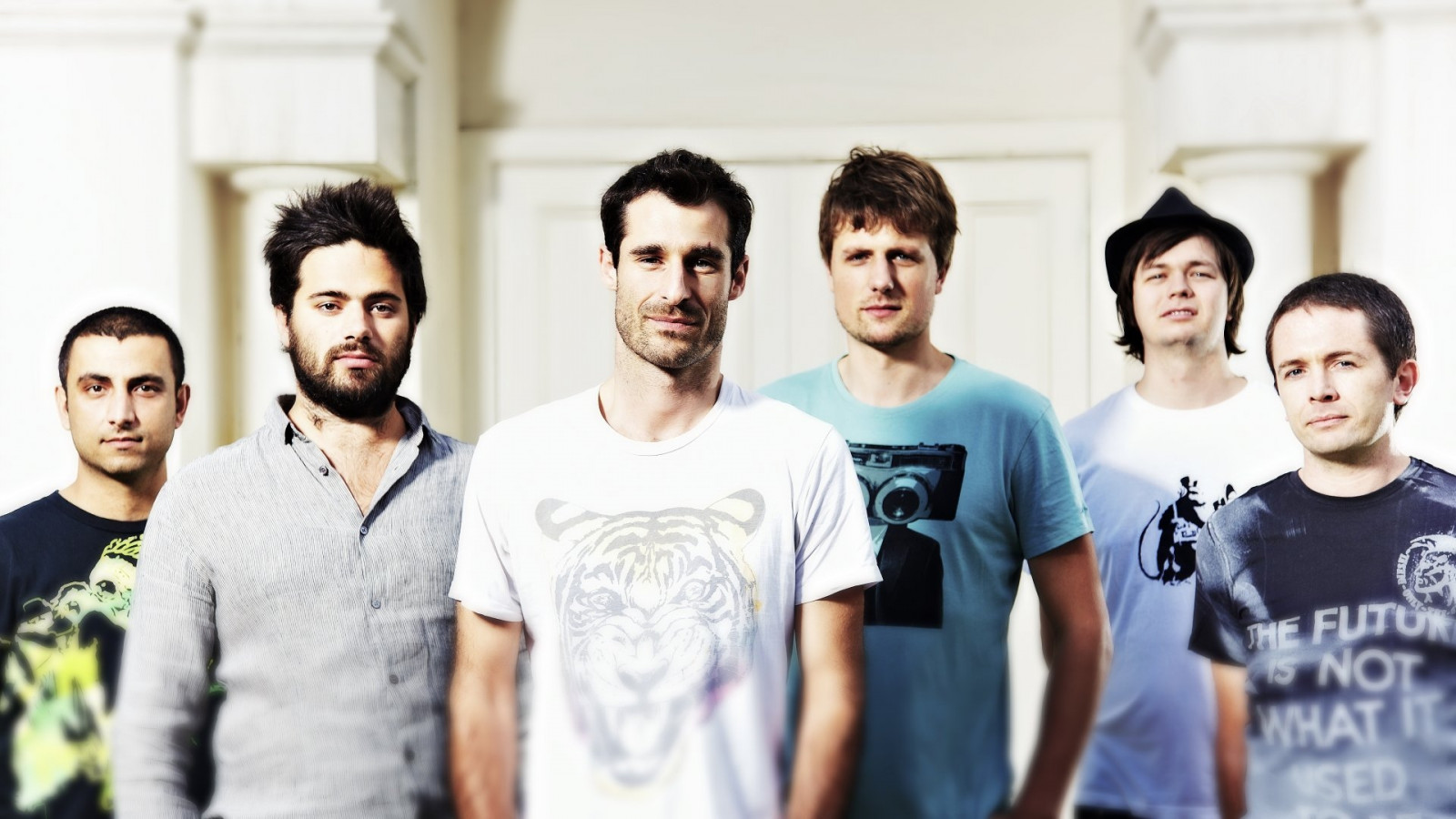 kočka říše, kapela, účesy, vousy, trička