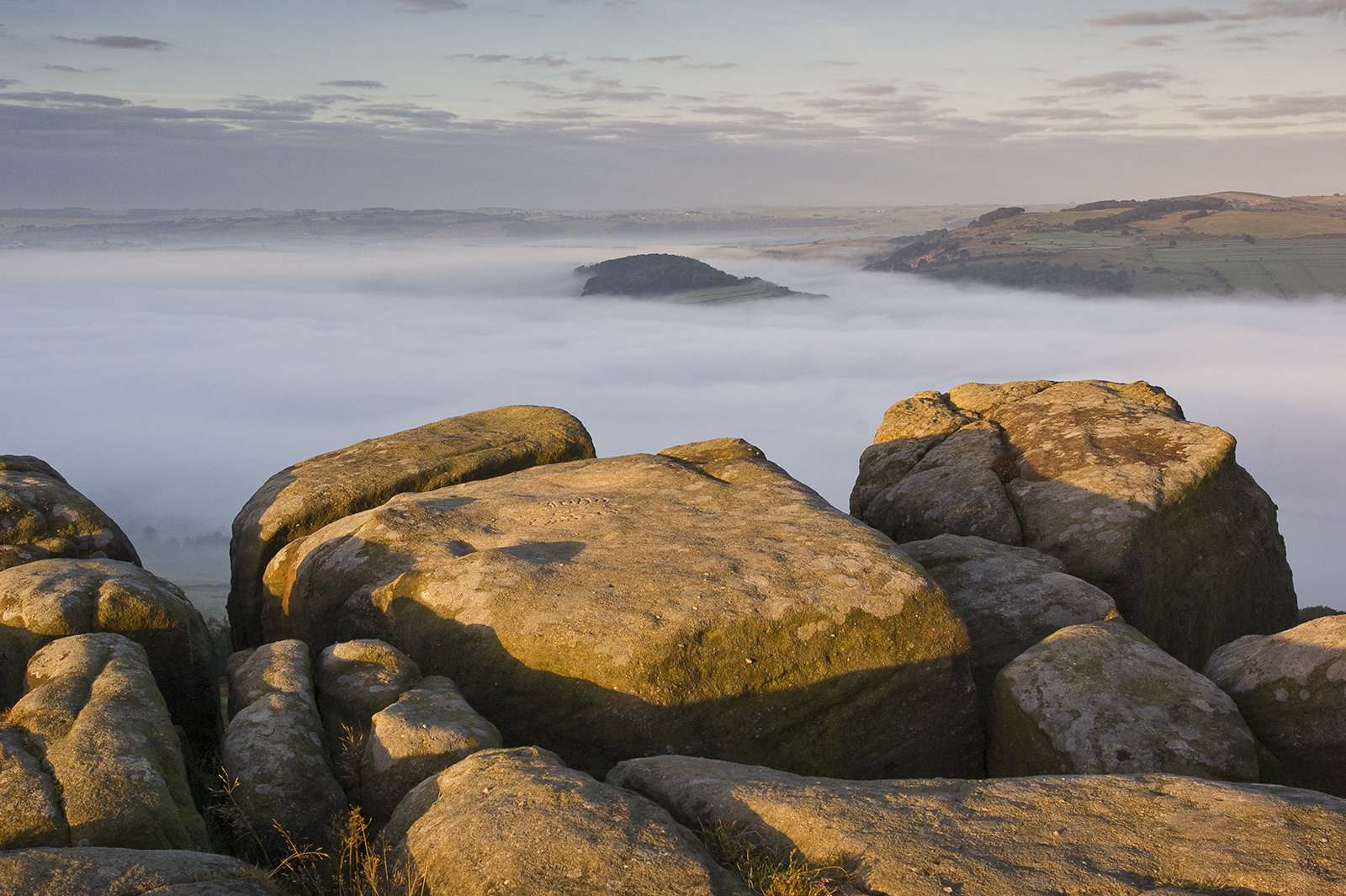 krajina, moře, kopec, voda, Skála, pobřeží, nebe, uklidnit, večer, ráno, mlha, pobřeží, horizont, Formace, Balvan, Lake District, mrak, hora, svítání, oceán, zlatá hodina, Derbyshire, jezero, klesl, Peak District, mys, mys, darkpeak, pískovec, Minoltaamount, Britnatparks, Curbaredge, Gritstoneedge, Gritstonetors, Teplotní změna, Longstoneedge, Bramleywood