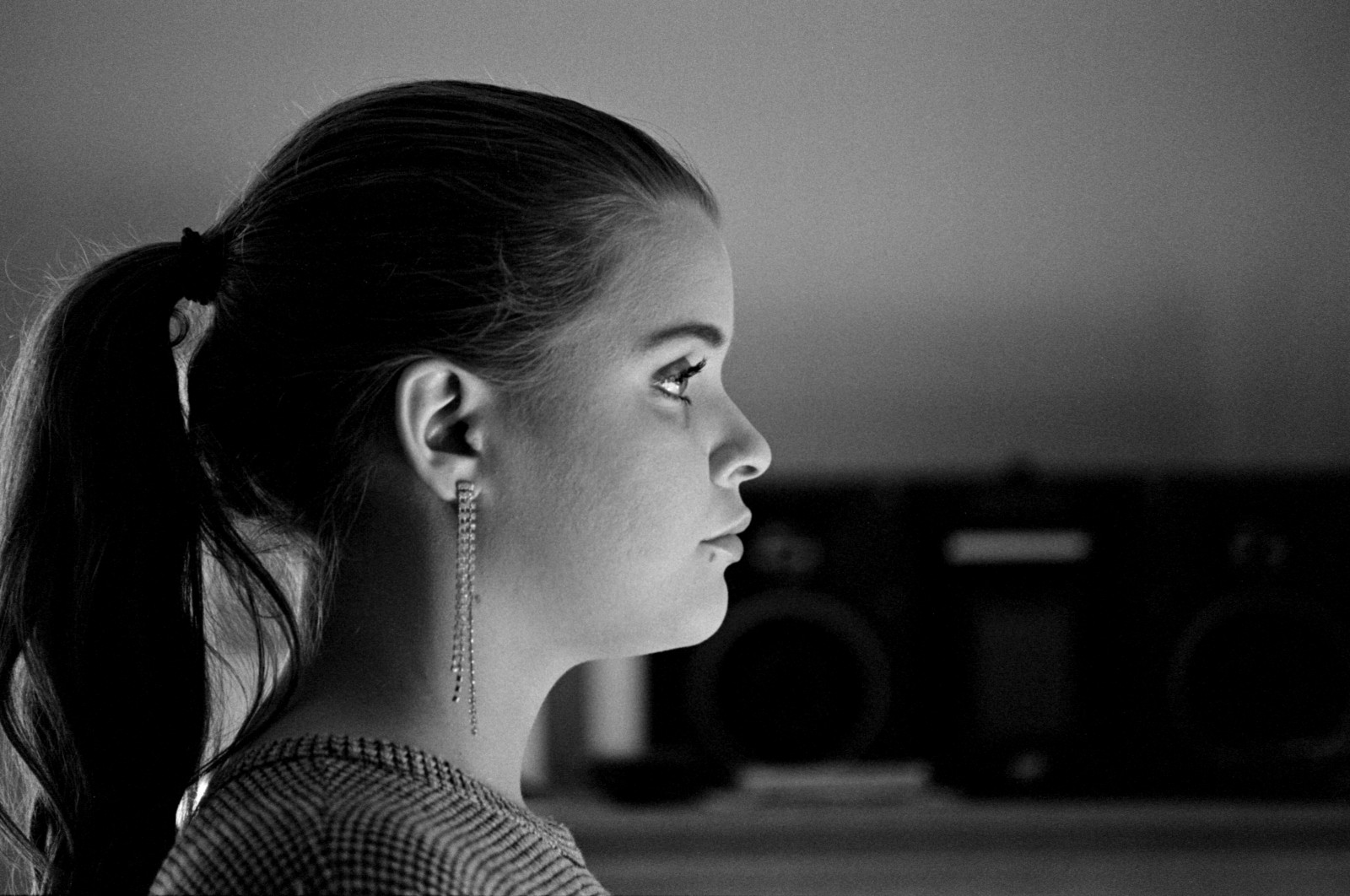 tvář, Černá, černobílý, portrét, fotografování, profil, Zvuk, 35MM, dívka, krása, Černá bílá, fotografie, film, momentka, účes, Černý a bílý, monochromatické fotografování, portrétní fotografie, focení, Film noir, ucho, audio zařízení, nikonfe2, ilfordhp5400, kodakhc110, plustekopticfilm7300, nikkor80200mmf45ais, flash photography