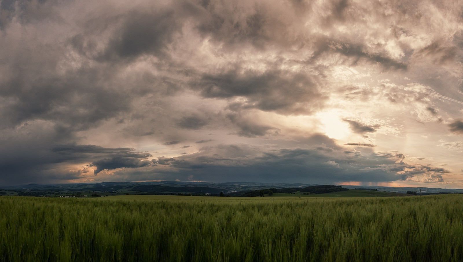slunečnímu záření, krajina, hory, západ slunce, kopec, Příroda, tráva, nebe, rostliny, pole, mraky, svítání, ráno, horizont, atmosféra, soumrak, mrak, počasí, svítání, lučina, zemědělství, louka, prostý, prérie, venkov, místo výskytu, přírodní prostředí, atmosférický jev, tráva rodina, meteorologický jev, kupa