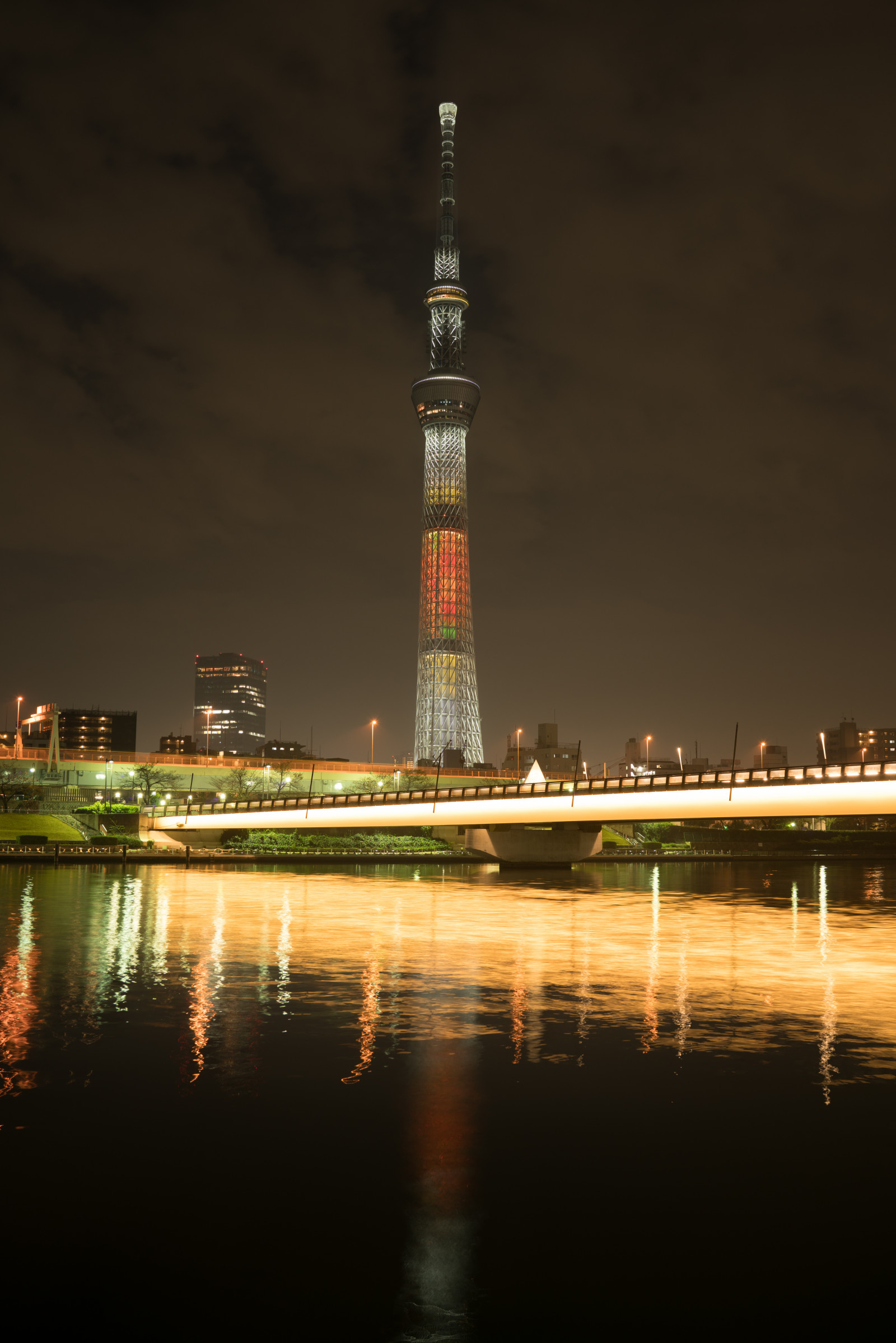Japonsko, město, panoráma města, noc, architektura, odraz, panoráma, mrakodrap, večer, věž, Sony, soumrak, Tokio, RX1R, jp, Skytree, světlo, mrak, zakalený, osvětlené, osvětlení, CC, Zeiss, tma, mezník, Tokyo Sky Tree, rx, rx1, rx1rm2, rx1rmark2, CreativeCommons, dayofjapanesefood, Atmosféra Země, lidské osídlení