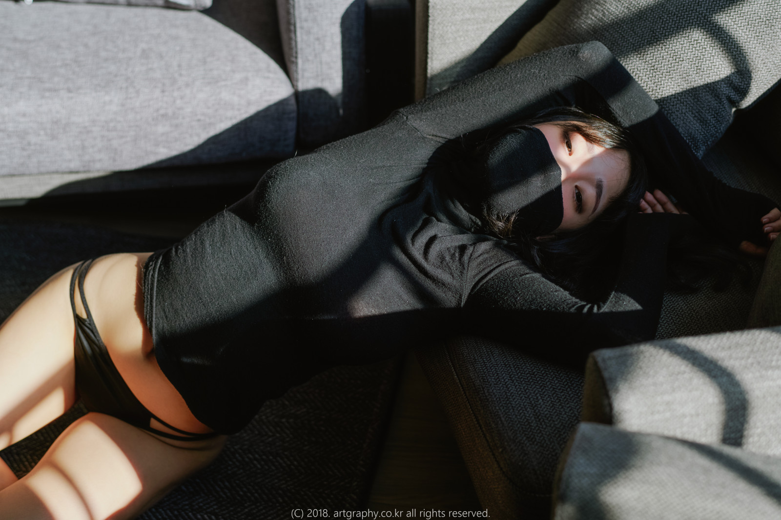 comune, comfort, gamba, bocca, corpo umano, design automobilistico, gesto, coscia, street fashion, capelli neri, cravatta, occhiali, ginocchio, seggiolino auto, completo da uomo, divano, gamba umana, capelli lunghi, Biancheria, vehicle door, parte auto, abbigliamento sportivo, seduta, impiegato, modello, vestito formale, accessorio di moda, calza, car seat cover, veicolo di lusso, indumento intimo, personaggio fittizio, biancheria intima, auto di famiglia, pelle, pelliccia, uniforme, berretto, cappello da sole, pisolino, collant, costume