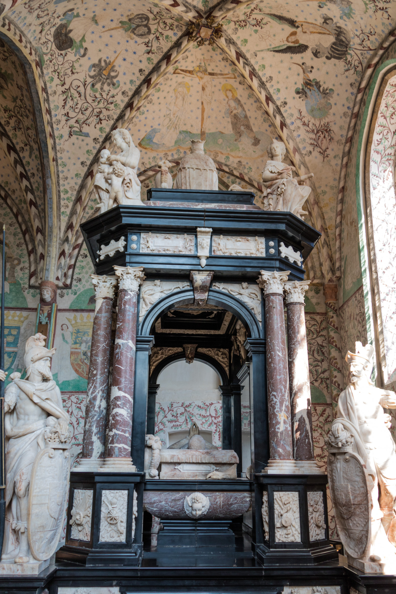 tempio, architettura, costruzione, scultura, statua, arco, Chiesa, Danimarca, santuario, Cattedrale, monastero, cappella, Roskilde, Danmark, basilica, modello canoneos760d exif, geocountry, Marca fotocamera Canon, Geocity, modello di fotocamera canoneos760d, geostate, geolocalizzazione, Lente exif efs18200mmf3556is, exif fare canon, exif ISOSPEED 100, exif apertura 40, exif focalLength 18 millimetri, Domkyrka, Kirke, domkirke, roskildedomkirke, roskildedomkyrka, kongegrave, re stomb, kungagravar, facciata, intaglio, storia antica, luogo di culto