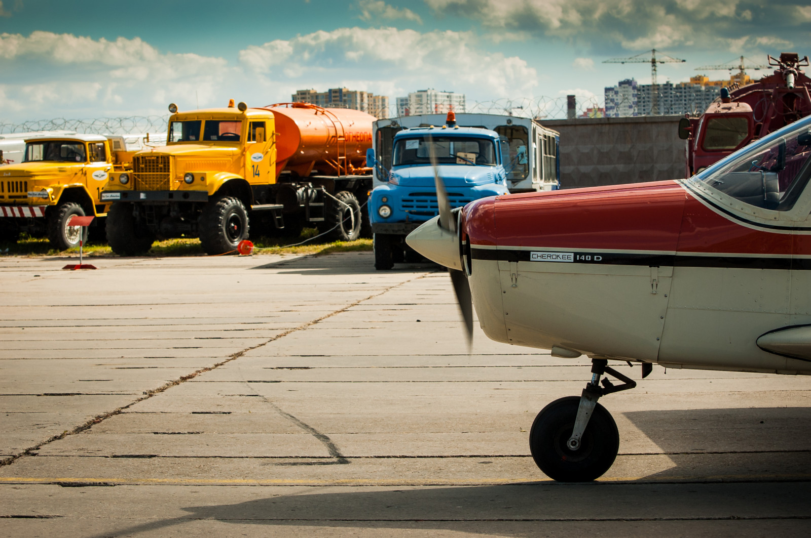 Červené, nebe, vozidlo, letoun, letadlo, žlutý, modrý, letní, Nikon, Ukrajina, doprava, vzduch, infrastruktura, Let, Kyiv, NIKKOR, venkovní, letadlo, letectví, 300mm, průmysl, d50, nikond50, Atmosféra Země, 70300 mm