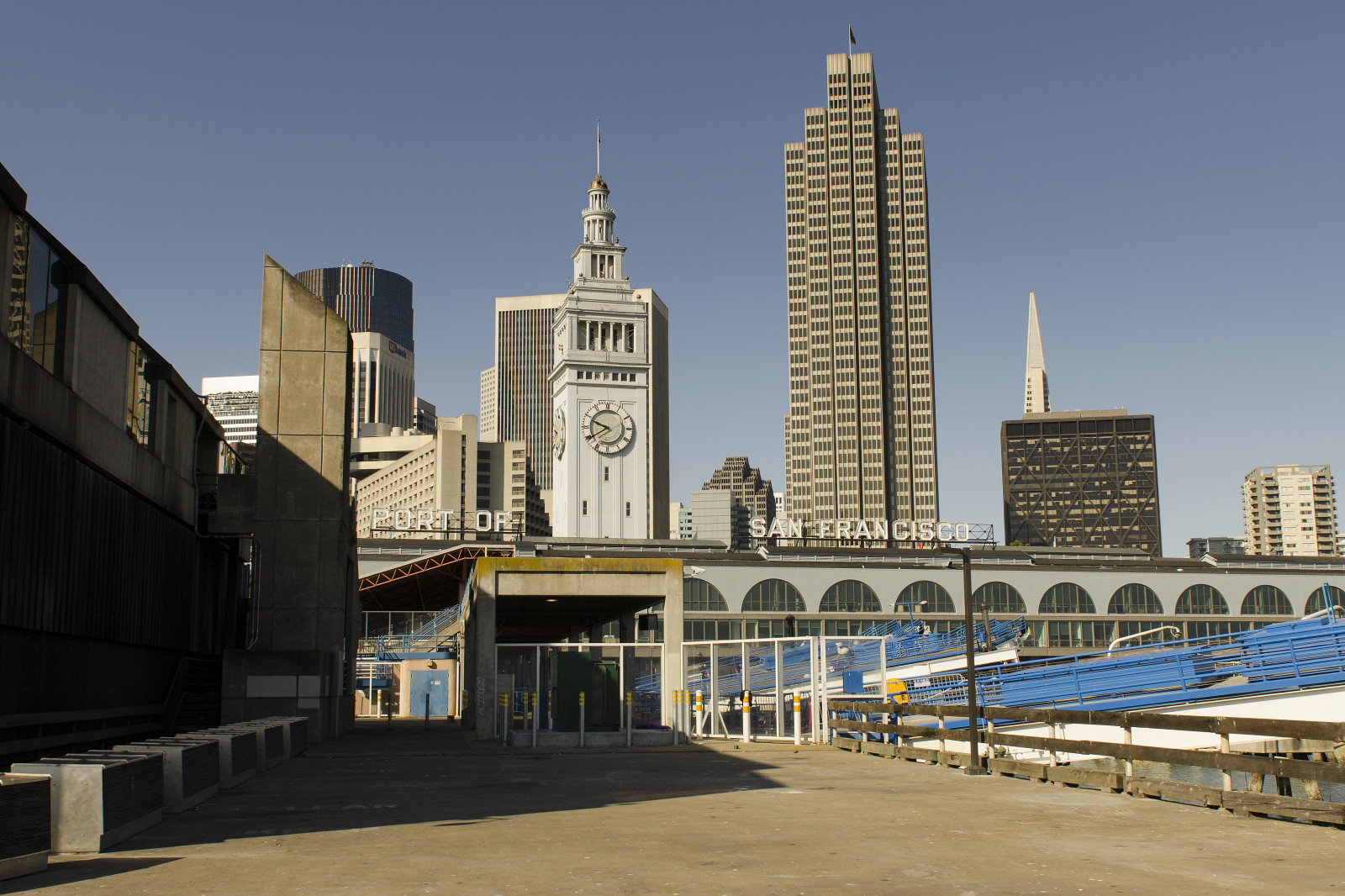 Metropolitní oblast, mrakodrap, mezník, město, budova, urban area, panoráma, nebe, metropole, panoráma města, centrum, věž, architektura, během dne, panelový dům, fasáda