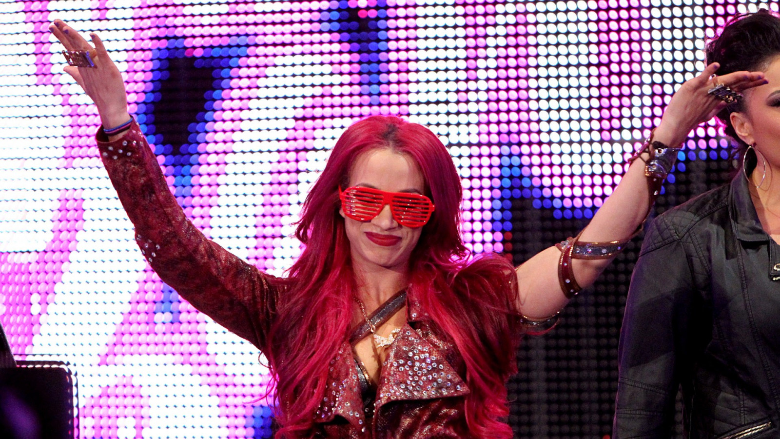 capelli tinti, capelli viola, musica, le braccia in su, WWE, pubblico, cantando, divertimento, lotta, Sasha Banks, prestazione, palcoscenico, Teatro musicale, performance art, arti dello spettacolo
