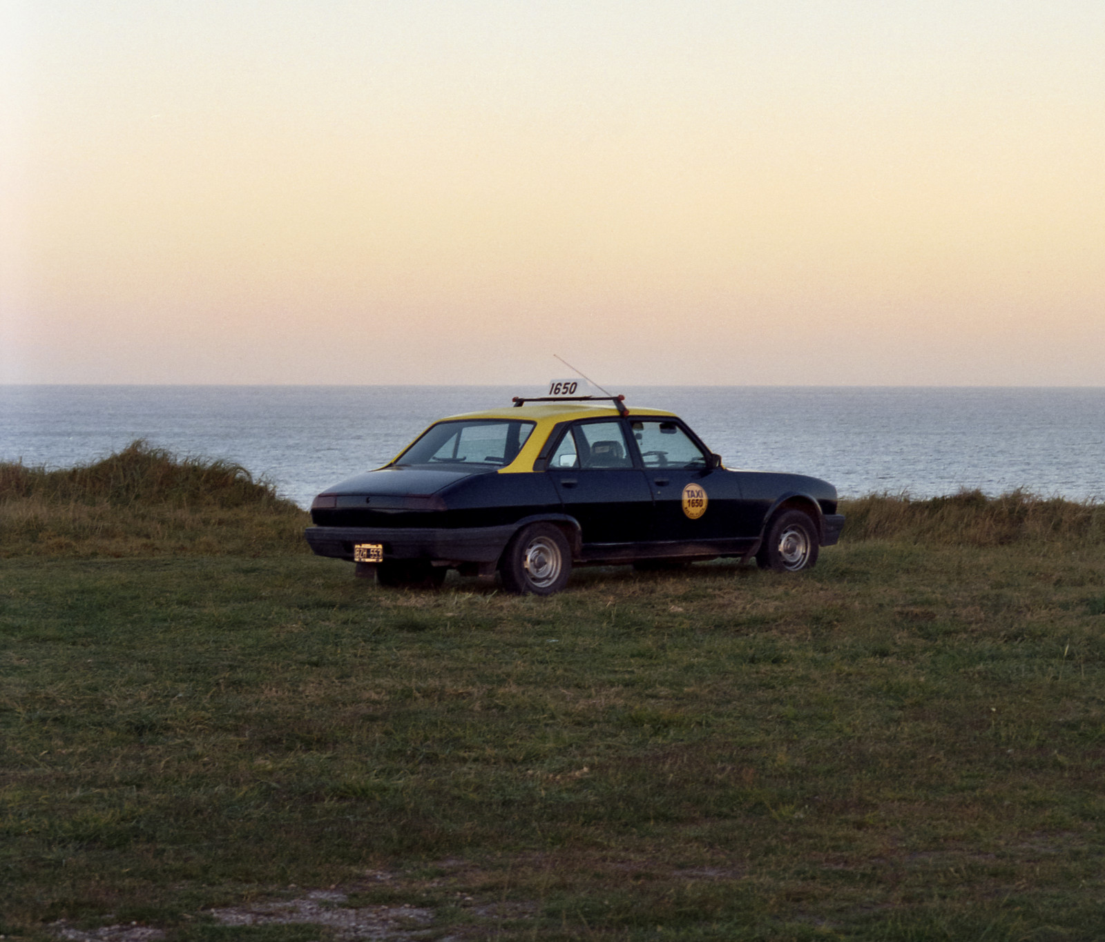 krajina, západ slunce, auto, odraz, tráva, nebe, vozidlo, taxi, řidičský, výkon auta, peugeot, pentax, limuzína, 90, Los Angeles, strom, rostlina, mar, de, film, 75, costy, balíček, portra, střední, formát, 67, Berta, np, automobilového designu, automobilový exteriér, rodinný vůz, kompaktní vůz, motorové vozidlo, road trip, v plné velikosti vůz, Esteban, remise, klady, sarasa, sklouzl, 504, Emiliano, 400nc, Remicoop
