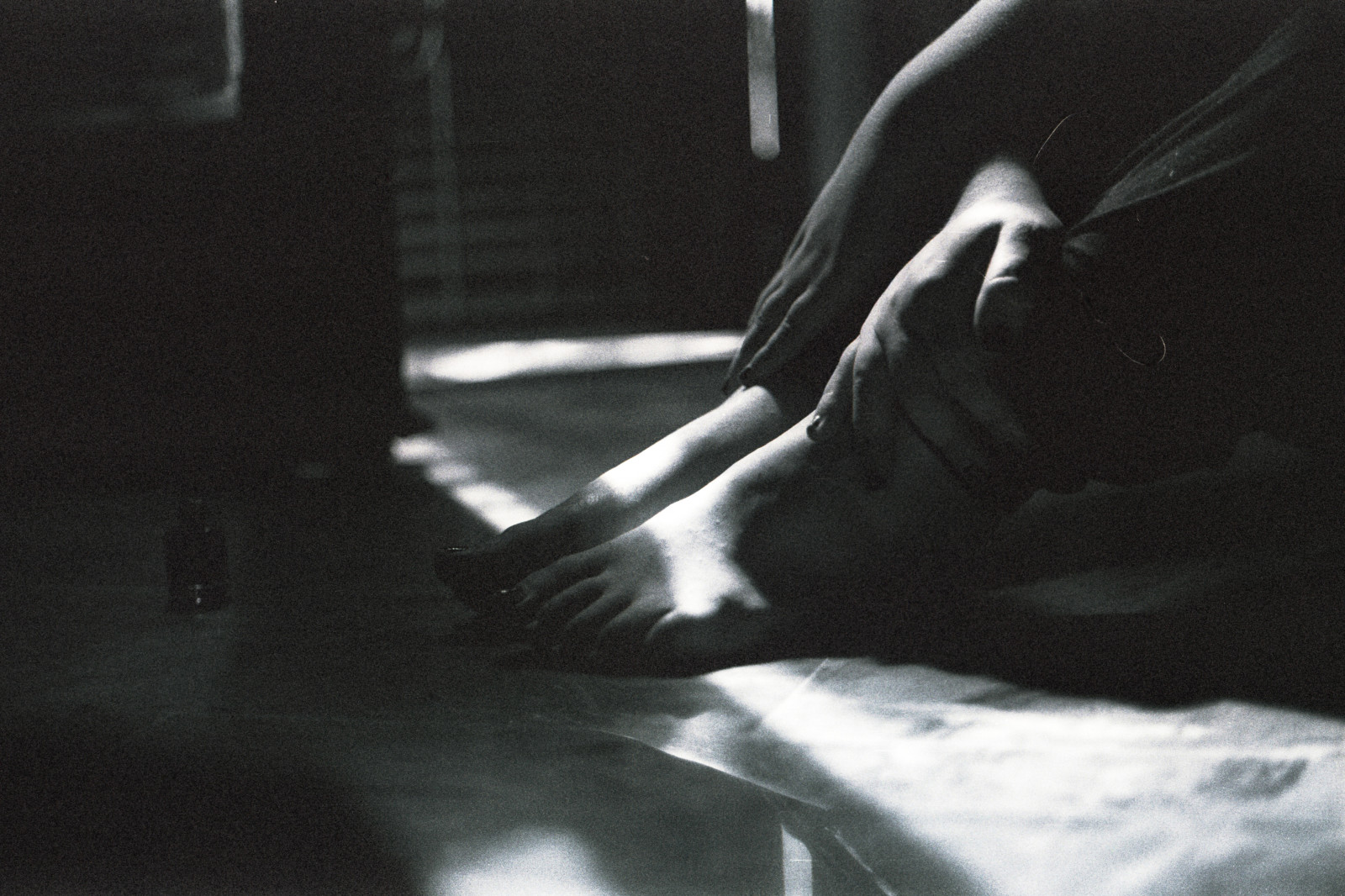 bílý, Černá, černobílý, ruce, Nohy, fotoaparát značky kodak, světlo, Černý a bílý, tělesné, analogový, patro, podlaha, dno, film, tma, ricoh, obraz, štika, prošlý, mani, Černý a bílý, monochromatické fotografování, piedi, pellicola, analogica, kodakbw400cn, kodak400cn, ricohkr5super