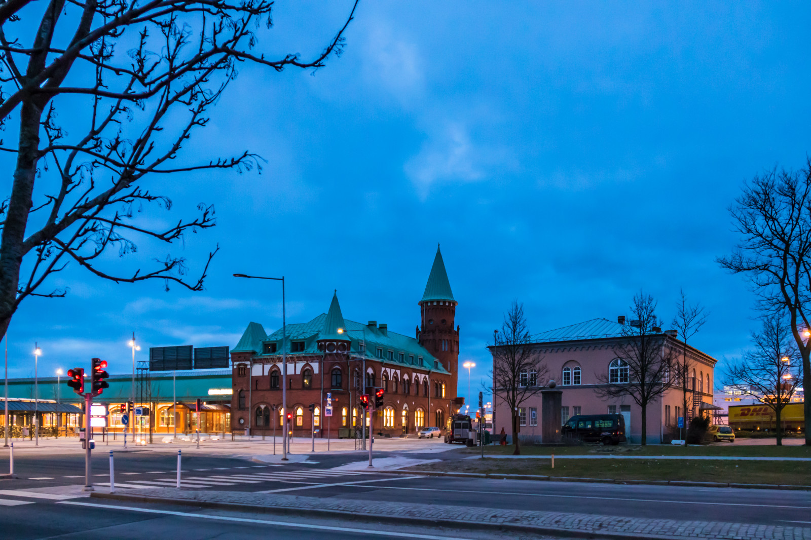 město, ulice, panoráma města, noc, architektura, budova, nebe, silnice, večer, ráno, město, soumrak, infrastruktura, strom, centrum, bluehour, architektura, byggnad, centrální stanice, vlakové nádraží, Trelleborg, bl timmen, Centralstationen, trelleborgc, mezník, předměstí, urban area, lidské osídlení, sousedství, obytný prostor