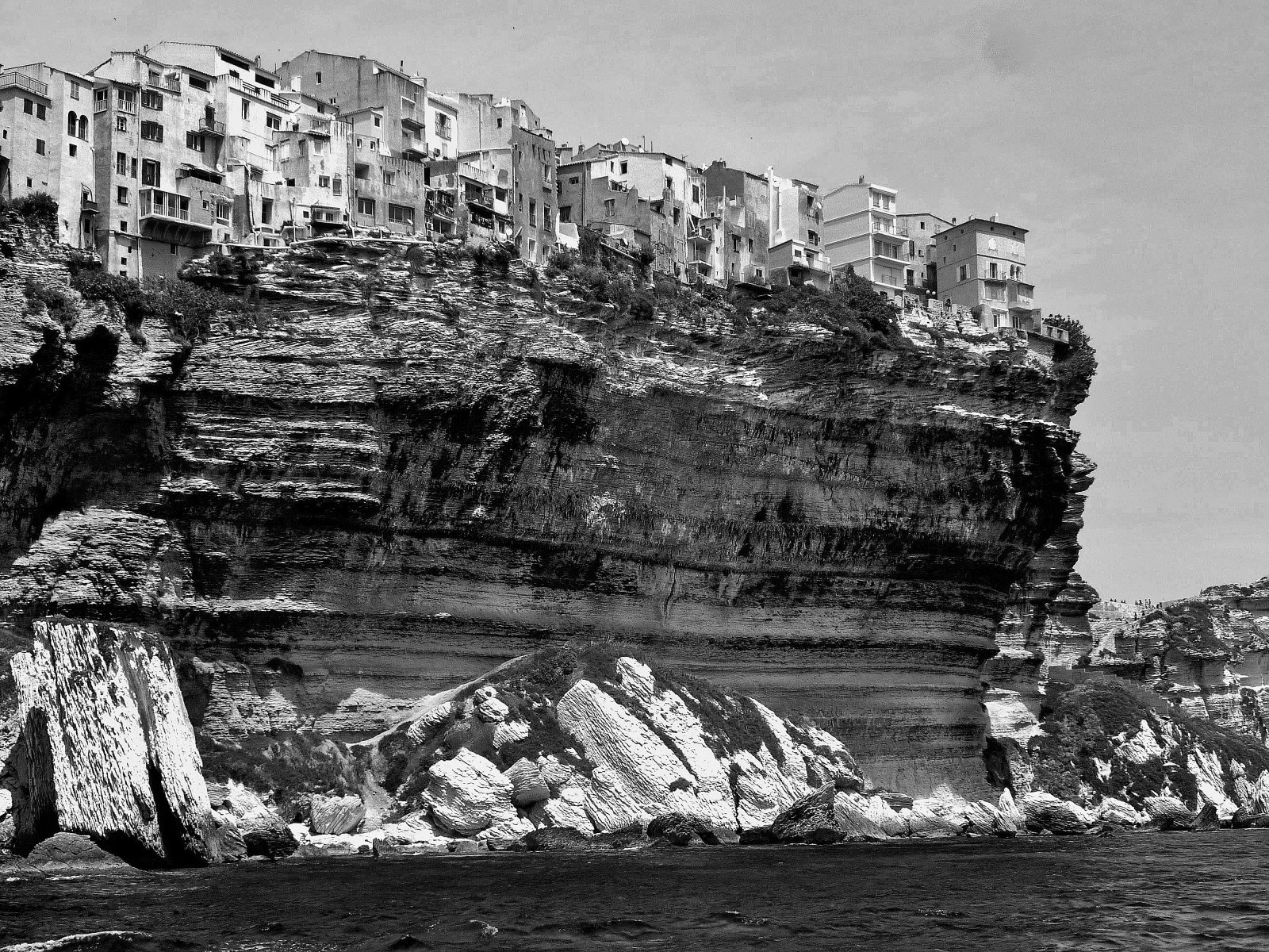 paesaggio, monocromo, mare, città, acqua, roccia, natura, costruzione, cielo, costa, scogliera, storia, Francia, rovine, Corsica, Provenza, albero, viaggio, Landschaft, Esplorare, bw, paisaje, mar, natur, SW, Insel, Corse, ile, Isola, cavalla, bonifacio, Mittelmeer, Frankreich, viaggi, Urlaub, meer, reisen, roba66, naturalezza, isola, Korsika, corsicaisland, bianco e nero, fotografia in bianco e nero, storia antica, Klippen, Bunifaziu, Hafenstadt, Mediterranea, S dkorsika, Oberstadt, Kalksteinfelsen, Kalksteinplateau
