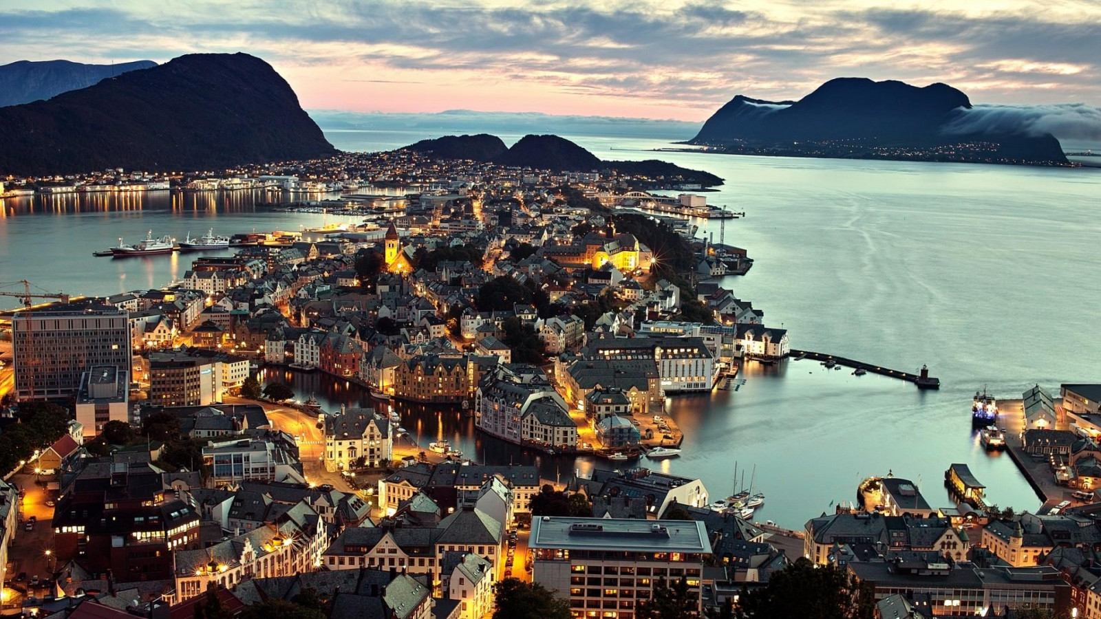 Işıklar, deniz, Şehir, Şehir manzarası, Defne, gökyüzü, Norveç, akşam, Sahil, Alacakaranlık, Alesund, Hava fotoğrafı