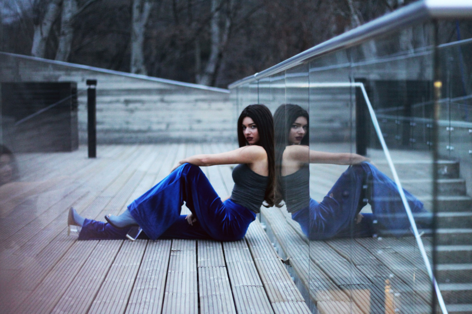 voda, odraz, nebe, sedící, zima, fotografování, šaty, modrý, kalhoty, móda, šťastný, strom, dívka, krása, dáma, zábava, emoce, fotografie, momentka, návrhář, focení