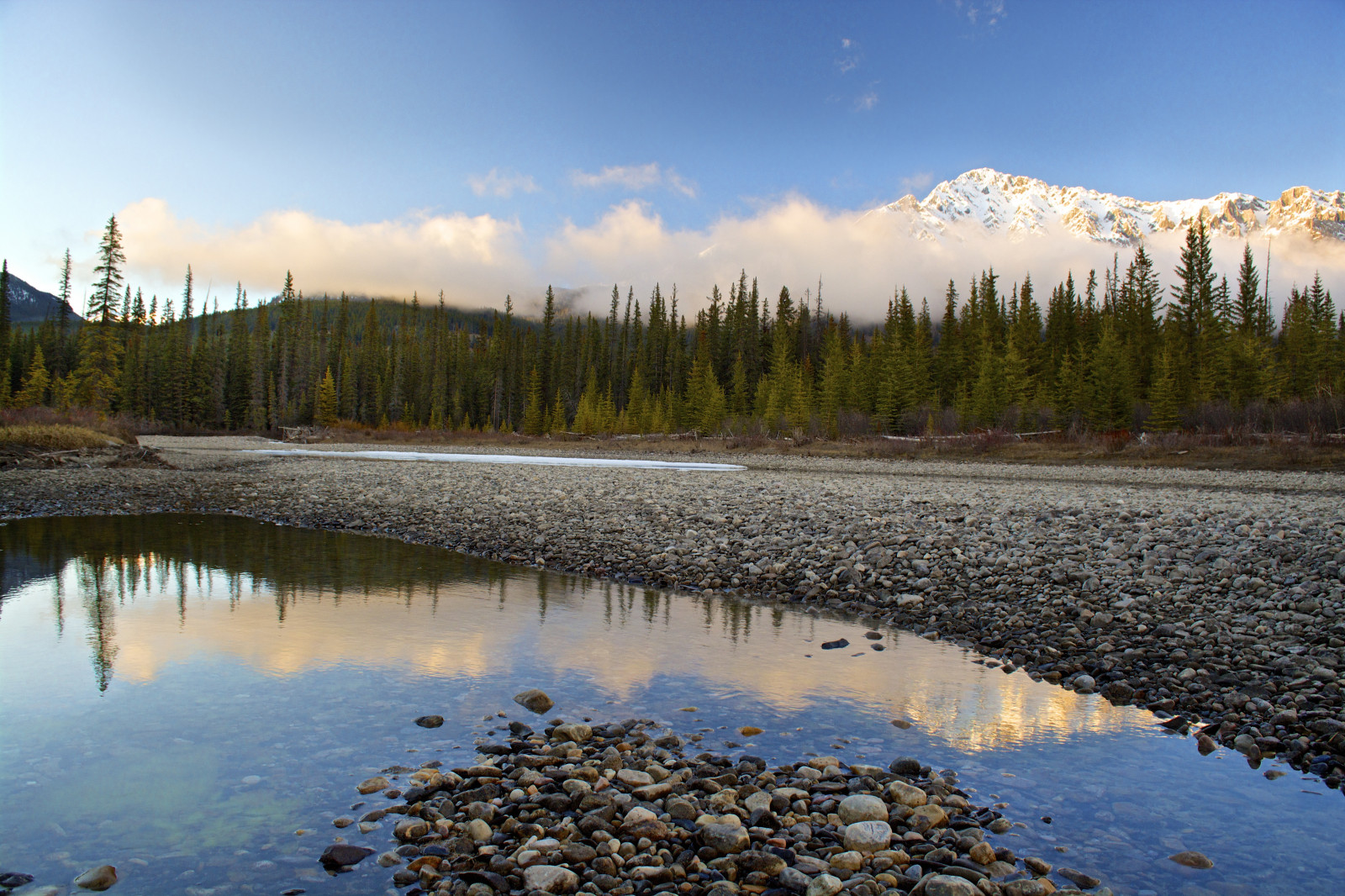 blå, træer, lys, solnedgang, himmel, Sol, bjerg, bjerge, kold, afspejling, træ, vand, klippe, skyer, bæk, Skov, flod, rockies, aften, strøm, åben, skumring, sten, top, stenet, spids, skarp, mount, afspejle, dal, sløjfe, topmøde, Banff, ishbel