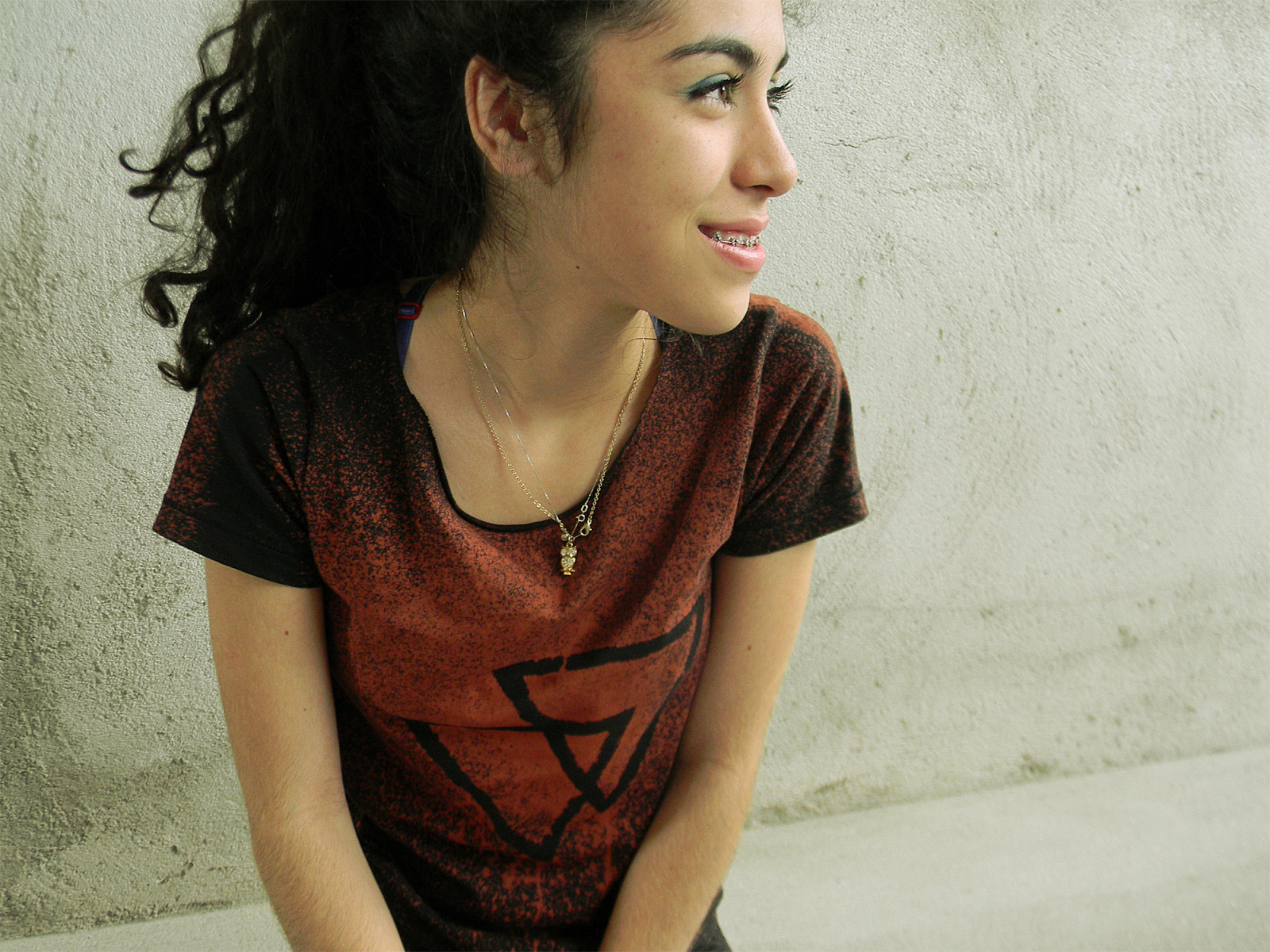 model, portræt, langt hår, makeup, fotografering, sort hår, trekant, mønster, Blege, brugerdefinerede, samling, pige, skønhed, smil, læbe, hals, arm, tshirt, skulder, camiseta, bryst, Photo shoot, brunt hår