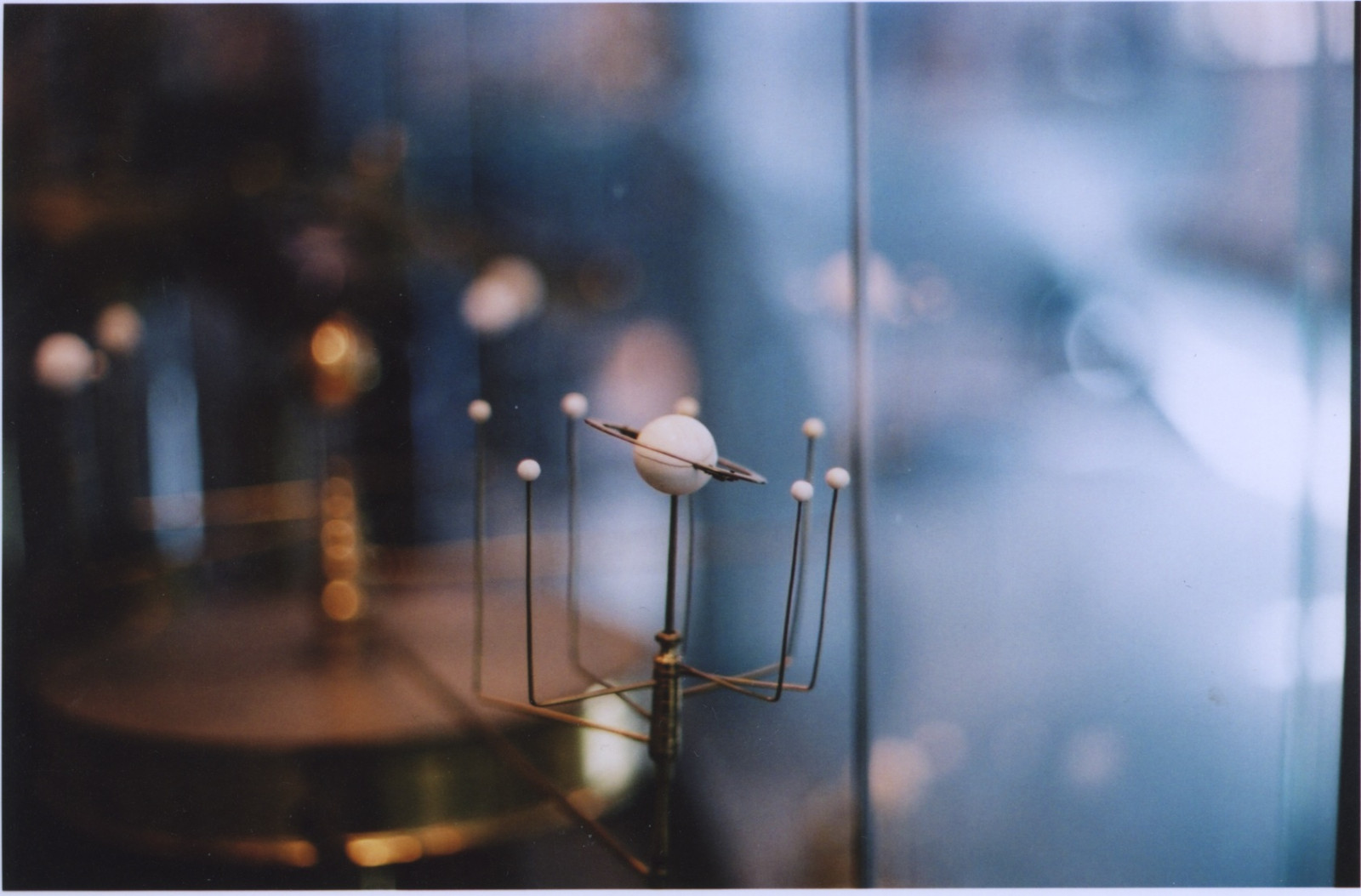 slunečnímu záření, starý, model, planeta, voda, odraz, modrý, sklenka, ozubená kola, Hodinky, Věda, muzeum, vesmír, zastaralý, Soustředit se, film, Harvard, canonae1, obíhat, muzeum vědy, Planetmodel, Clockworkmodel, Historických vědeckých nástrojů, Harvardcollectionofistoricalscientificinstruments