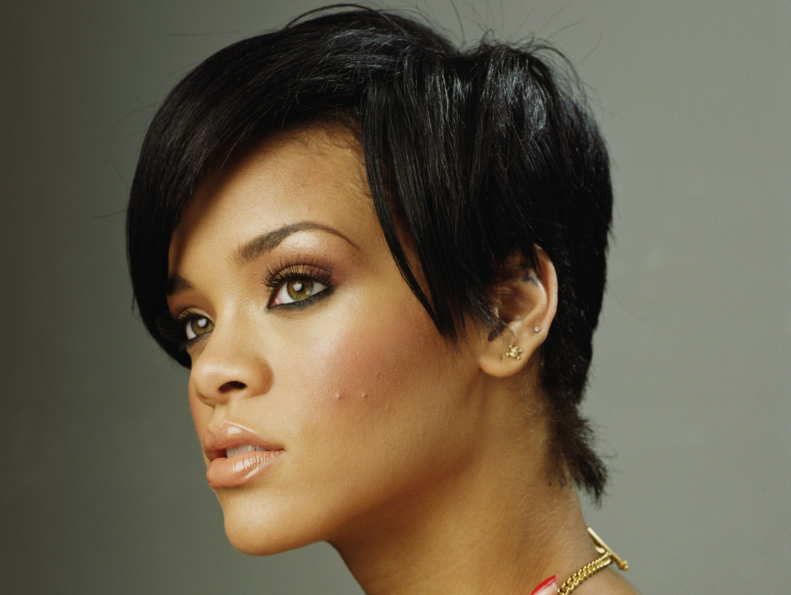 Singer Side Wallpaper : Rihanna, singer, face, brunette, side view 3216x2421 ...