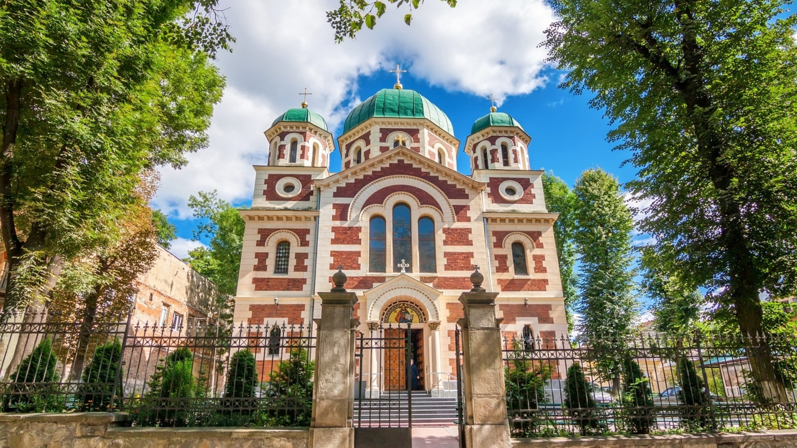 stromy, architektura, Příroda, budova, park, mraky, přejít, plot, kostel, Ukrajina, katedrála, brány, palác, Lviv, majetek, náměstí, mezník, panské sídlo, fasáda, historické místo, místo uctívání