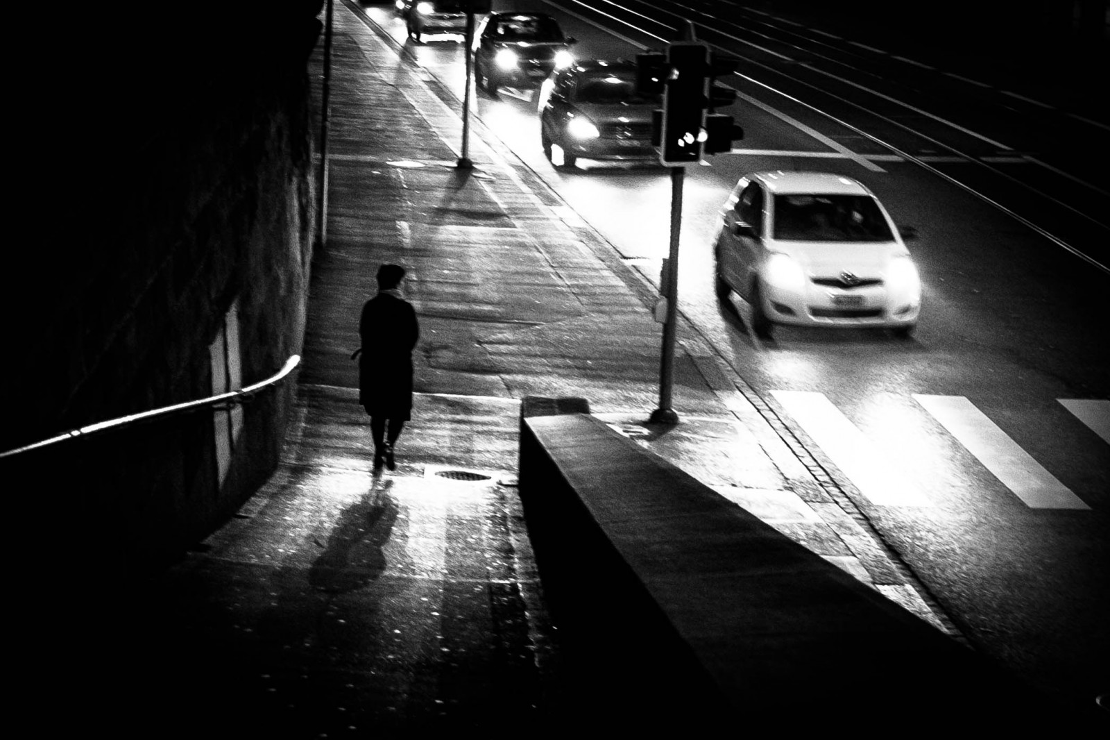 bianca, nero, monocromo, strada, notte, auto, riflessione, ombra, fotografia, simmetria, villaggio, traffico, Svizzera, Zurich, infrastruttura, leggero, colore, centro, bw, forma, linea, fuji, oscurità, SW, wasser, schweiz, istantanea, bianco e nero, fotografia in bianco e nero, film noir, zurigo, Swizzera, fujixpro2, kurtessler