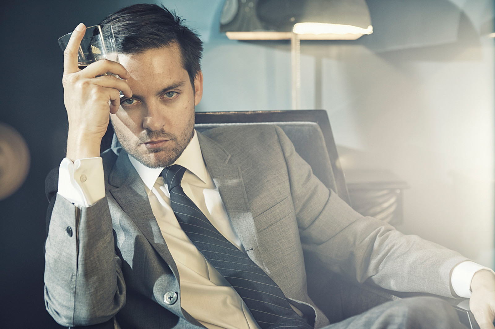 modelo, retrato, óculos, sentado, fotografia, ator, vidro, Pessoa, Tobey Maguire, homem, fotografia, traje, masculino, Posições humanas, sessão de fotos, roupa formal
