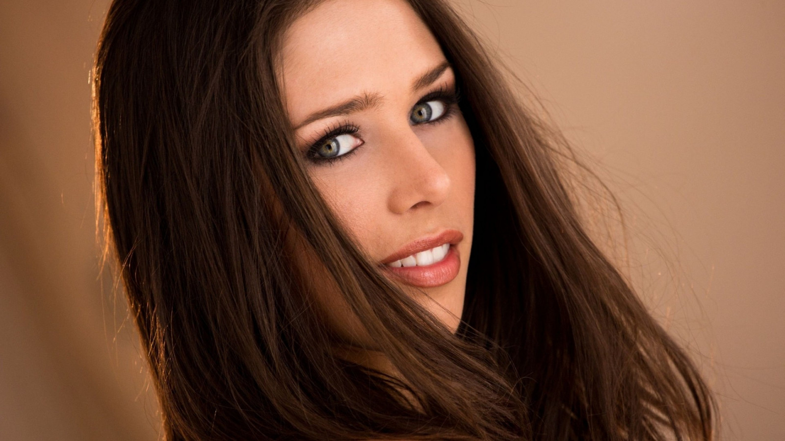 față, femei, model, portret, fundal simplu, par lung, brunetă, roșu, fotografie, brunet, par, gură, nas, Persoană, piele, cap, Anna Morna, culoare, fată, frumuseţe, zâmbet, ochi, femeie, doamnă, buze, blond, coafura, Fotografie portret, sedinta foto, păr șaten, modelul de artă, culoarea părului uman, expresie faciala, sprânceană, corpul uman, organ, a închide