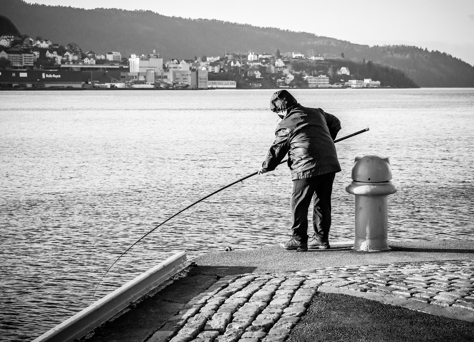 lidé, černobílý, moře, ulice, jezero, voda, městský, odraz, nebe, fotografování, Norsko, pobřeží, molo, dok, rybolov, rybář, dovolená, Bergen, mrak, strom, venkovní, oceán, mimo, pouliční život, městský život, styl, fotografie, streetphotography, upřímný, rekreace, Hordaland, pobřežní, leadinglines, Černý a bílý, monochromatické fotografování, CityWalk, coastalenvironement, kladka, rybářský prut, Cobbelstone