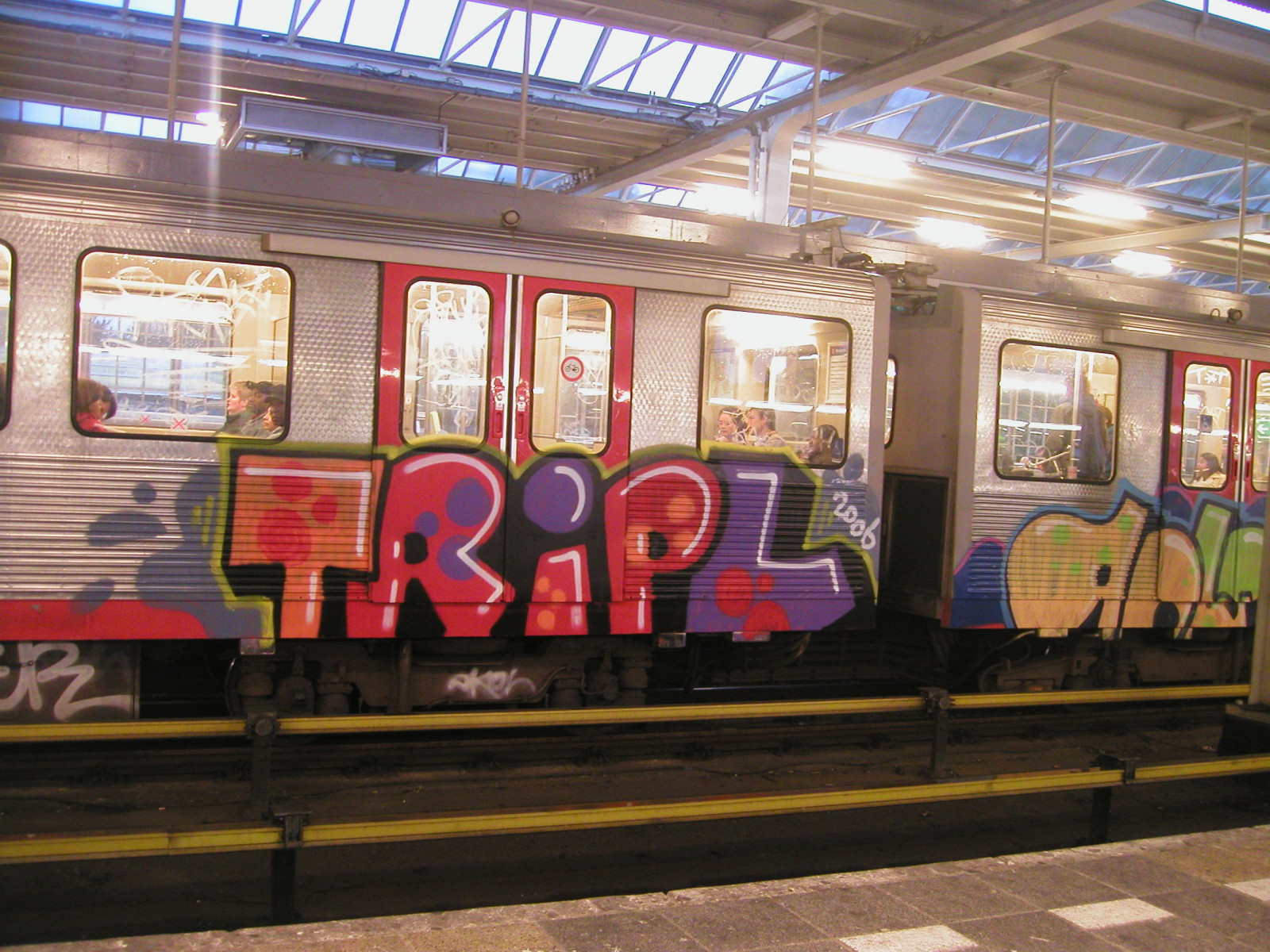 vozidlo, vlak, Měsíc, vlakové nádraží, kámen, peklo, grafiti, tunel, Amsterodam, metro, doprava, metro, Jake, beton, Luigi, MG, Evol, rychlá přeprava, UMĚNÍ, 2007, 2006, stanice, yard, čára, turisté, stěny, Moen, Graff, připravený, sláva, soda, Metropolitní oblast, veřejná doprava, stanice metra, stejný, železniční doprava, kolejová vozidla, železniční vůz, dsk, ld, klusu, mie, hity, roger, fazole, místní obyvatelé, tragický, eps, mrňousů, Sier, Banos, Trane, sinus, Layup, Točil se, Kwal, Whel, Dexa, Polos, Dins, Rebok, Spadze, Tripl, Zaher, Aods, Pagz