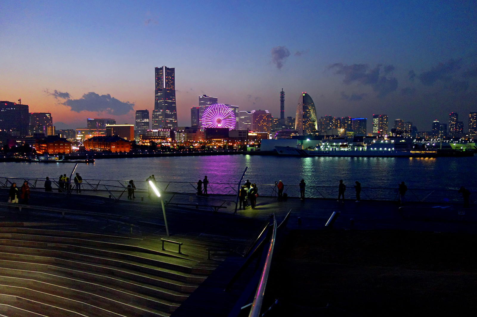 Japonsko, krajina, lidé, západ slunce, moře, město, ulice, panoráma města, noc, voda, odraz, nebe, zima, panoráma, mrakodrap, večer, řeka, přístav, horizont, Sony, Slunný, soumrak, Yokohama, metropole, Soumrak, výstřel, 2014, strom, centrum, cestovat, svítání, fotografie, noční výhled, prosinec, fotografie, carlzeiss, RX100, dscrx100, Kanagawa, obrázek, cybershot, během dne, streetshot, prasknutí, momentka, cestovatel, urban area, turistická atrakce, Metropolitní oblast, panelový dům, tělo z vody, NOC, variosonnar, Minatomirai, Bayside, Fineweather, Minatomirai21, Portofyokohama, Sonycybershotdscrx100, Nakaword, Osanbashifuto