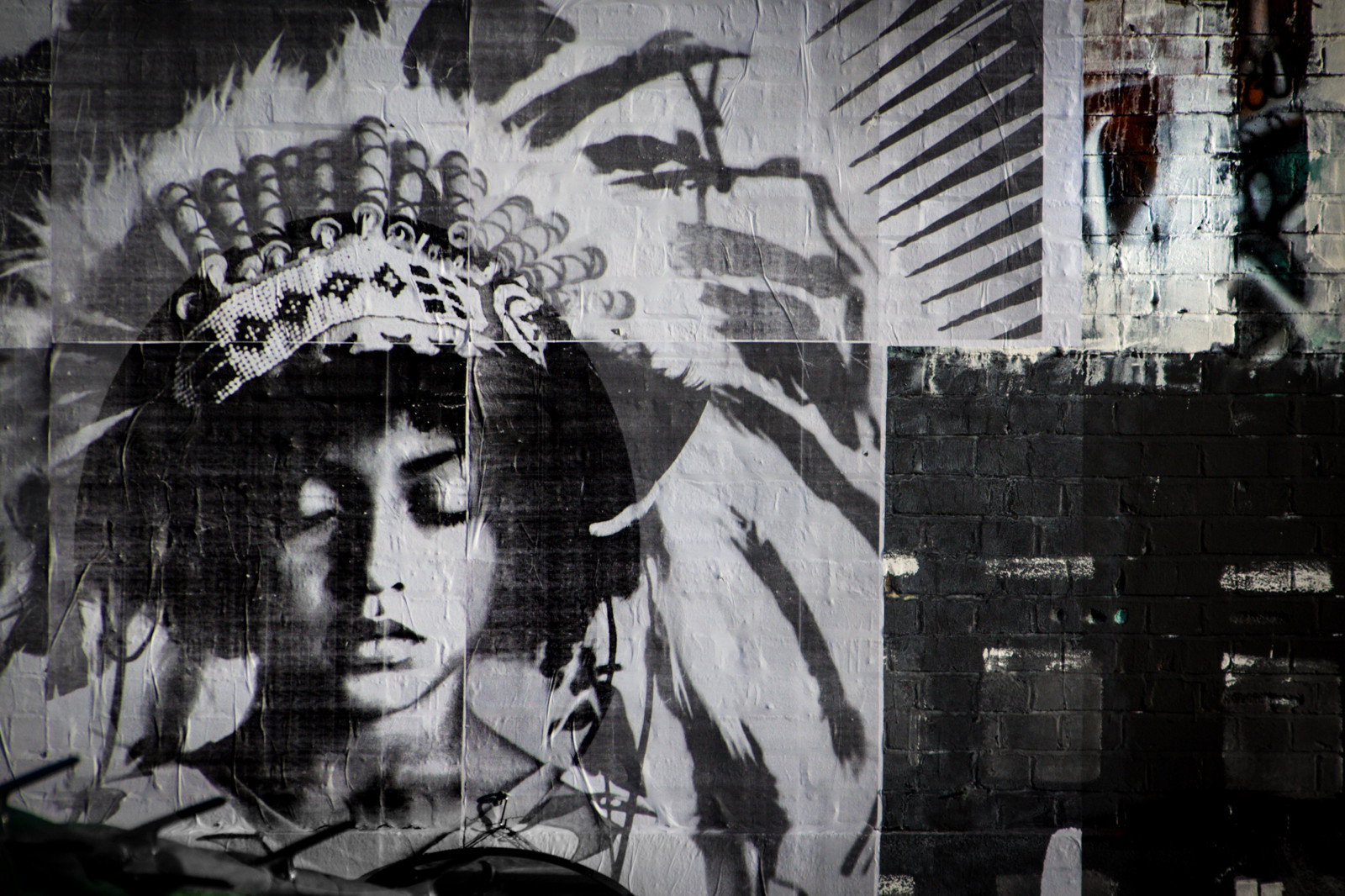 ลอนดอน, สีขาว, ดำ, ขาวดำ, โมเดล, แนวตั้ง, ถนน, อาคาร, นอนหลับ, ผนัง, การถ่ายภาพ, ริมฝีปาก, กระดาษ, กราฟฟิตี, ศิลปะบนท้องถนน, อินเดีย, มหานคร, ฝากระโปรง, พื้นเมือง, ภาพจิตรกรรมฝาผนัง, อิฐ, โครงสร้างพื้นฐาน, ศิลปะ, น่ารัก, ความงาม, ผู้หญิง, streetart, กำแพงอิฐ, อเมริกัน, ซุ้ม, เขตเมือง, ดำและขาว, ถ่ายภาพขาวดำ, คนอเมริกันโดยกำเนิด, americanbeauty, อิฐ, เครื่องทำกระดาษสา, กว้าง, paperwall, ยา, warbonnet, plumed, โกลาหล, visual arts