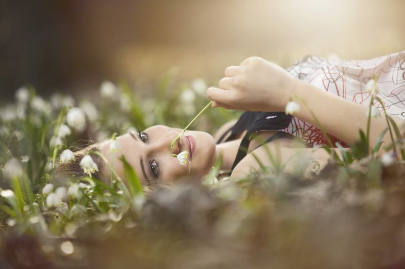 sinar matahari, wanita di luar ruangan, wanita, model, bunga-bunga, rumput sinar matahari, wanita di luar ruangan, wanita, model, bunga-bunga, rumput